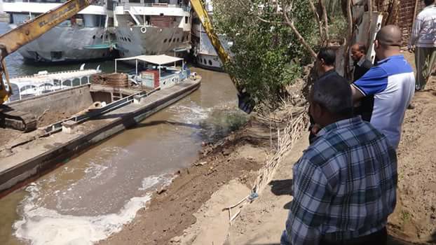 حماية نهر النيل بالأقصر تزيل 3 قرارات مخالفات علي حرم النيل بالكرنك