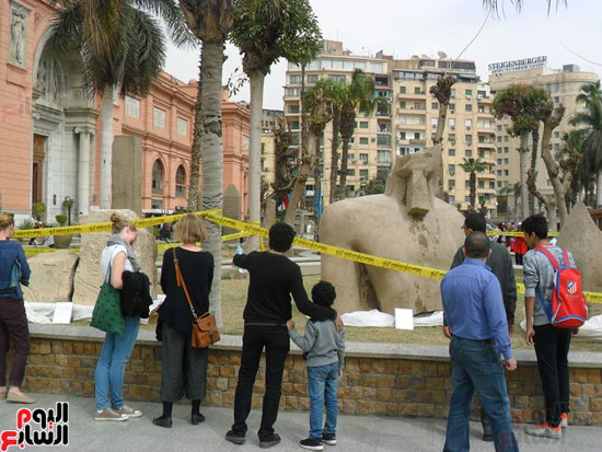 زوار المتحف المصرى يشاهدون تمثال بسماتيك
