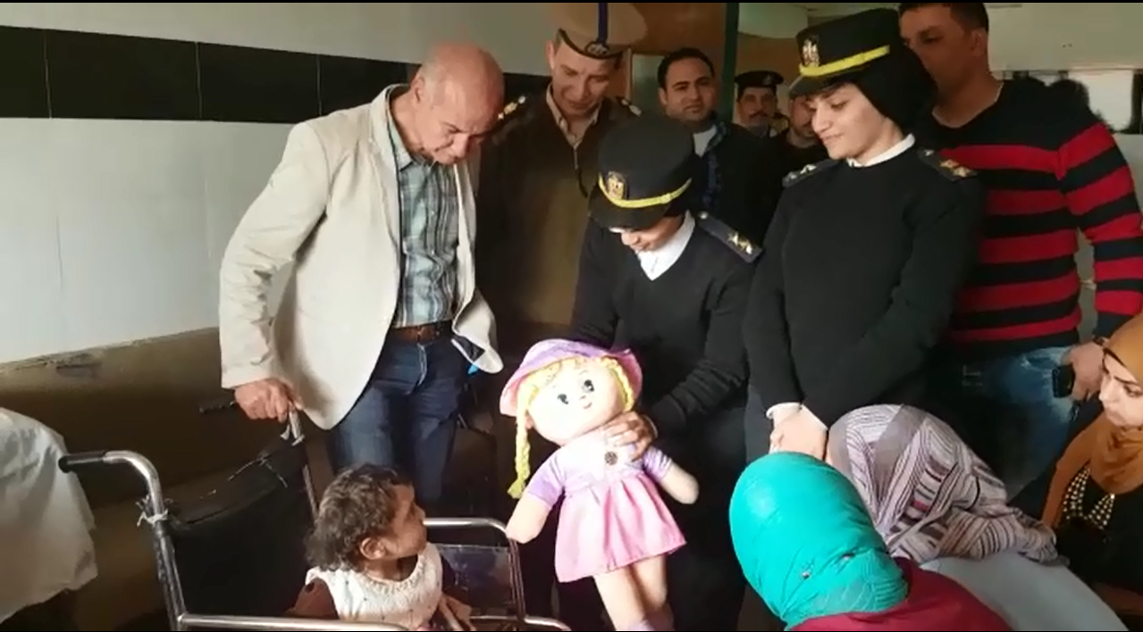 3مأمور قسم اول شبرا يقدم عروسة لعبة للطفلة تقى