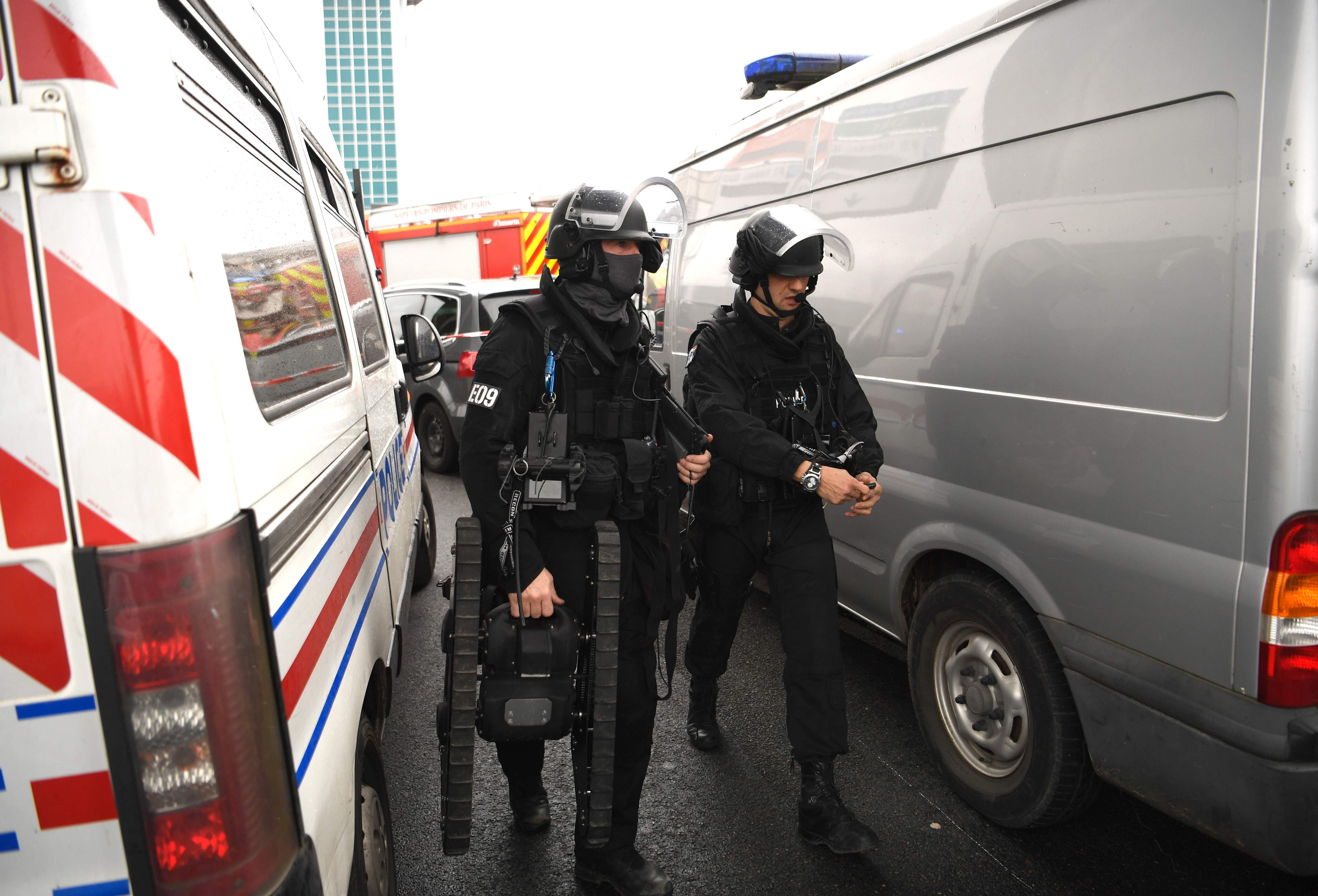 الشرطة الفرنسية خلال عملية البحث عن متفجرات بالمطار