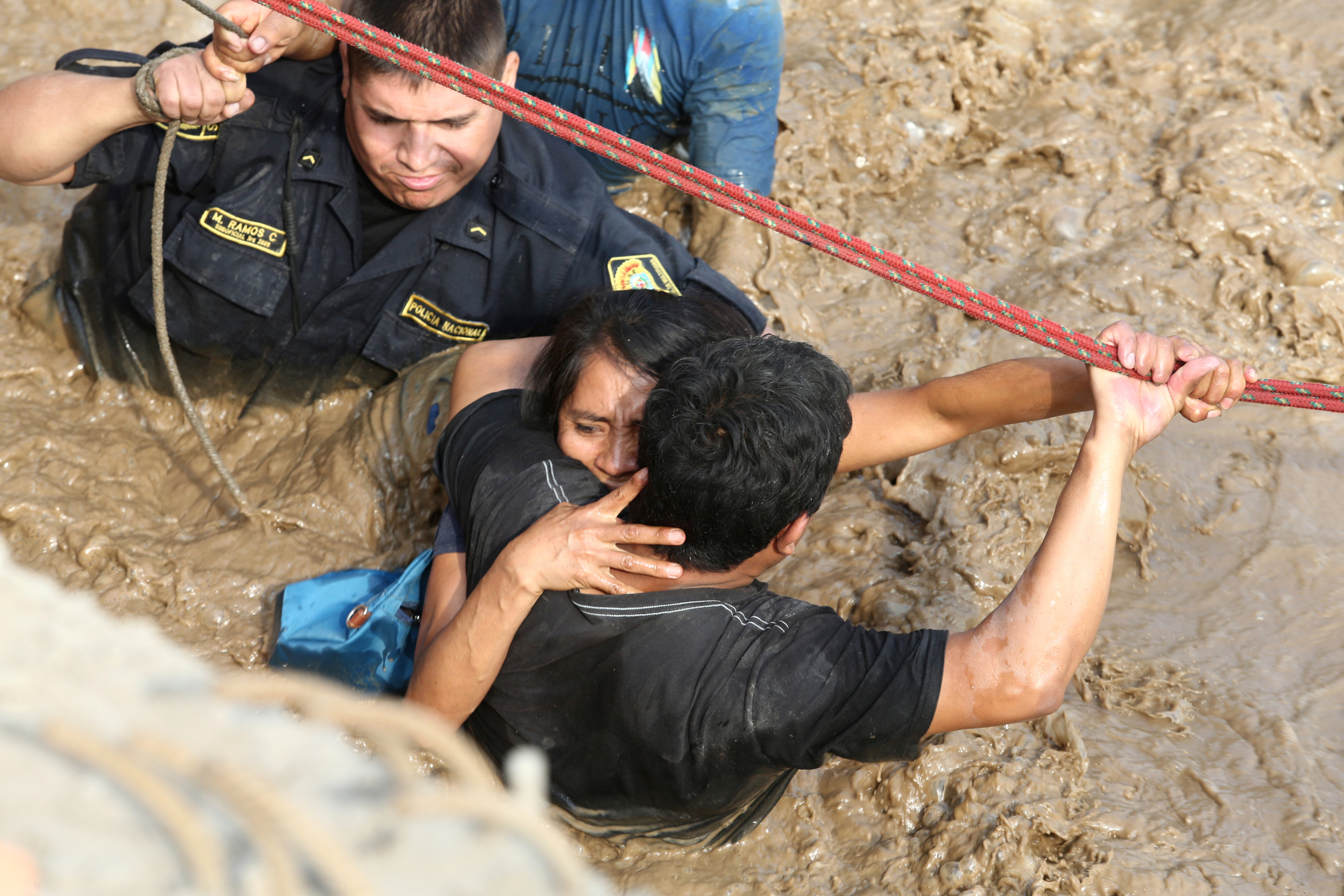 محاولات انقاذ فتاة عالقة وسط مياه الفيضان