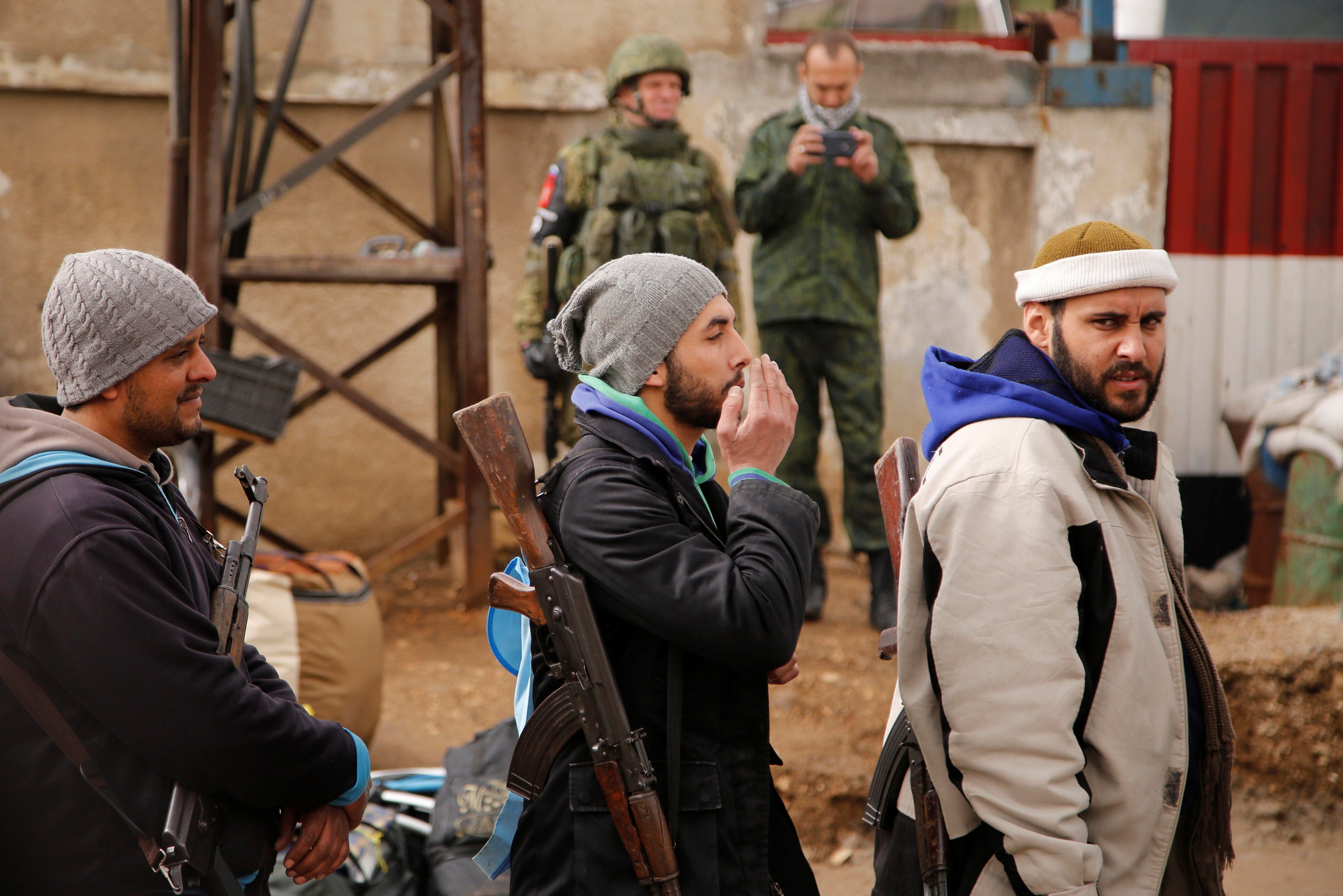مقاتلو المعارضة السورية يخرجون من حي الوعر