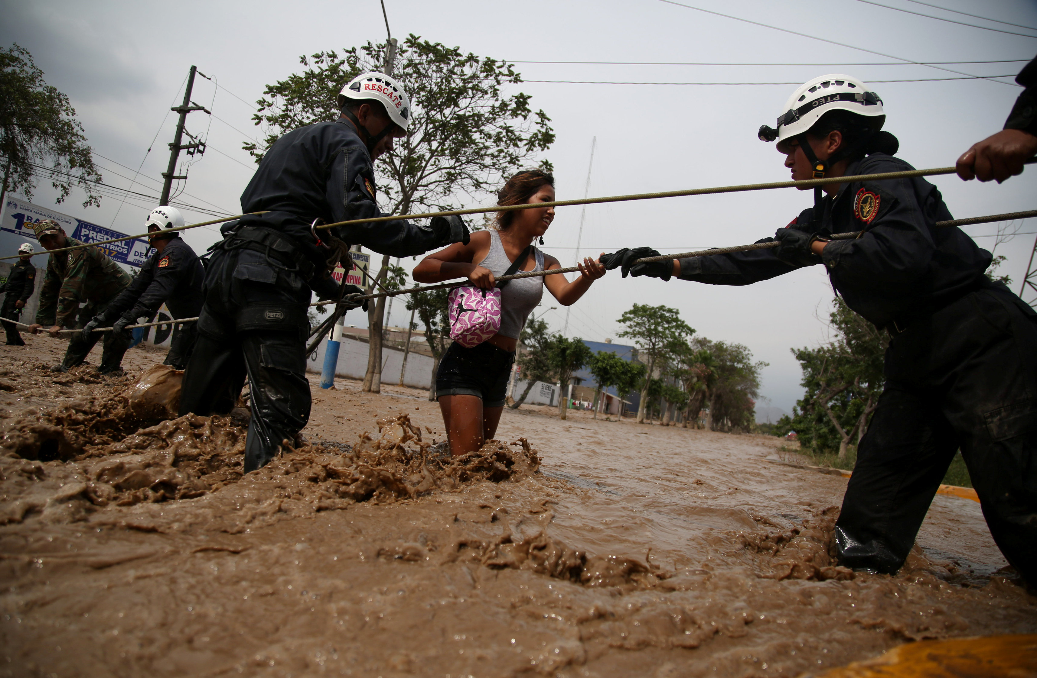 قوات الأمن تحاول انقاذ سيدة من مياه الفيضان