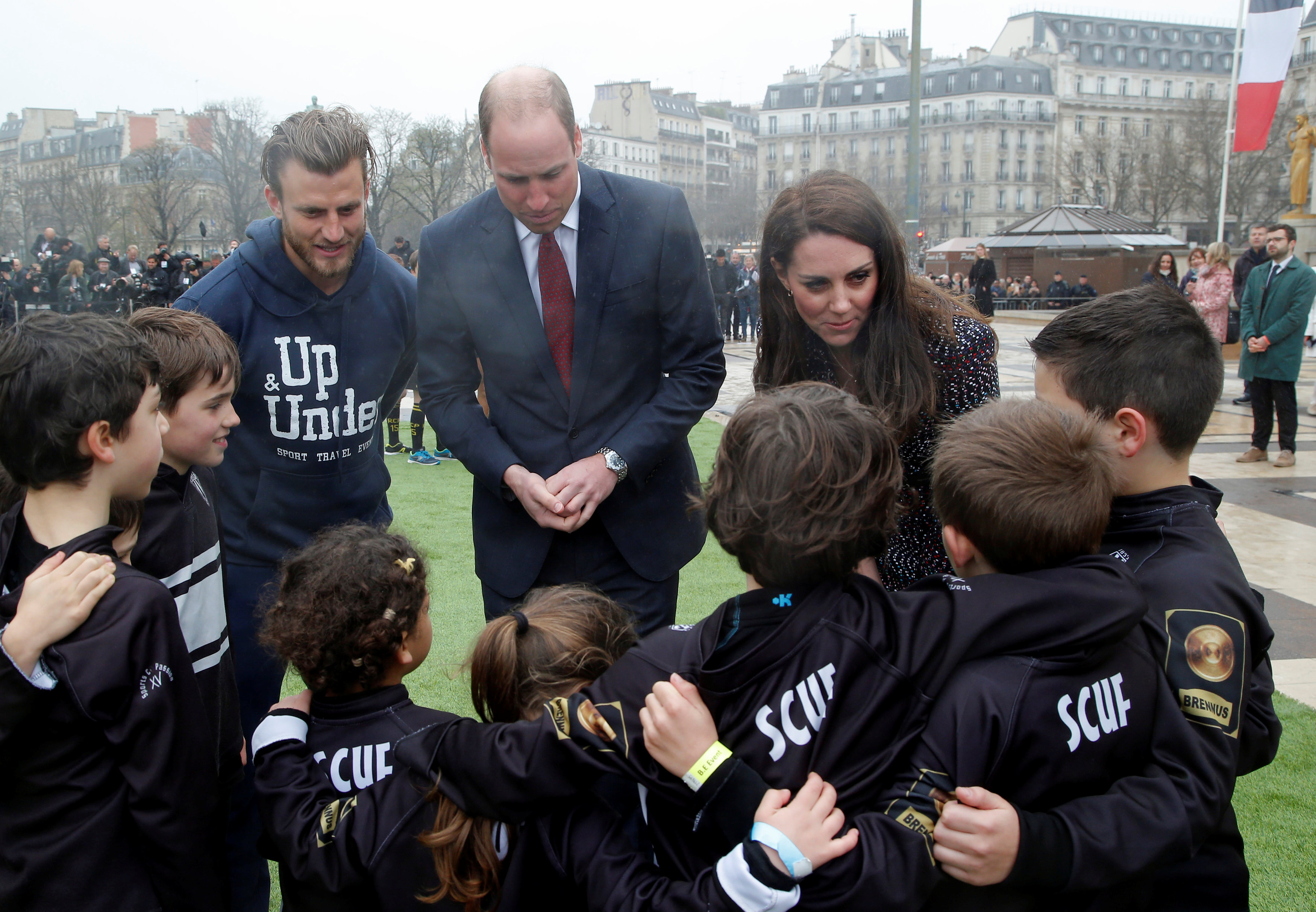 الأميرة البريطانية والأمير وليام يتحدثان مع الشباب المشجعين للرجبي الفرنسي