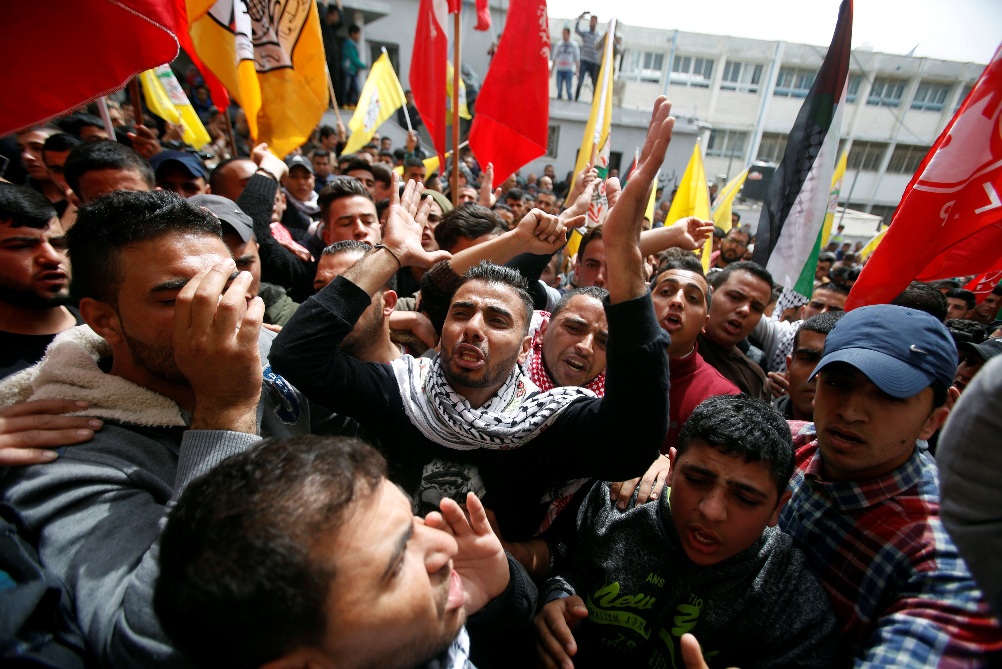 الفلسطينيون ينددون بالاحتلال خلال تشييع الجنازة