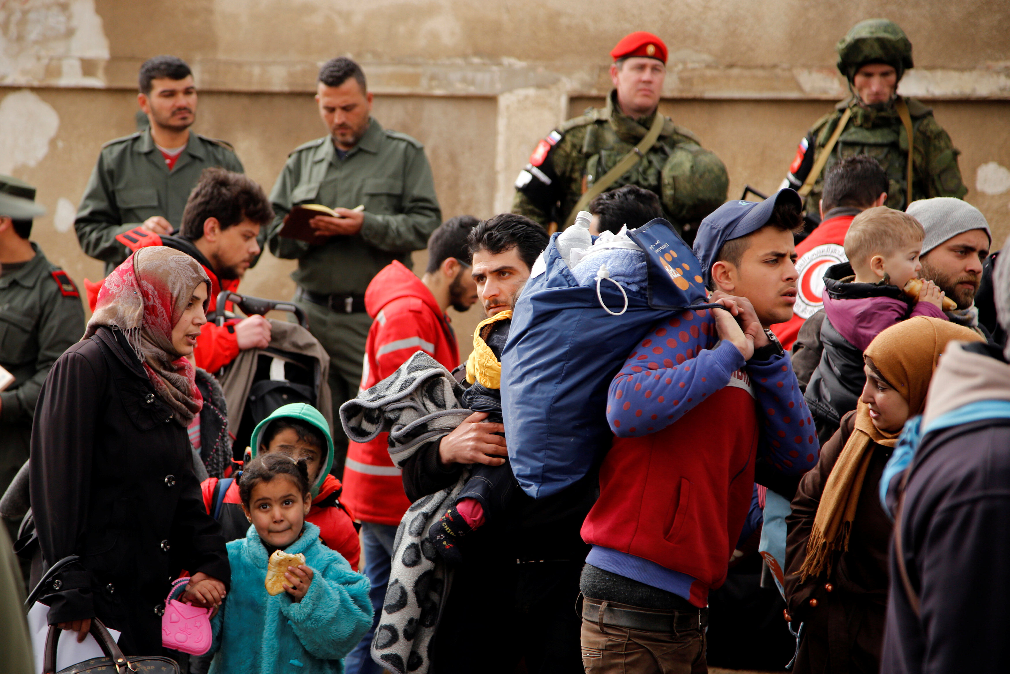 الدفعة الأولى من سكان حى الوعر يغادرون لجرابلس بريف حلب السورى