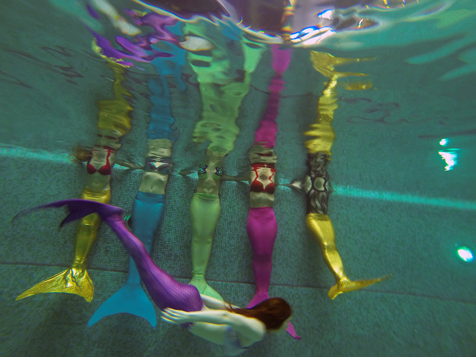 تعليم السباحة للفتيات للغوص مثل حوريات البحر
