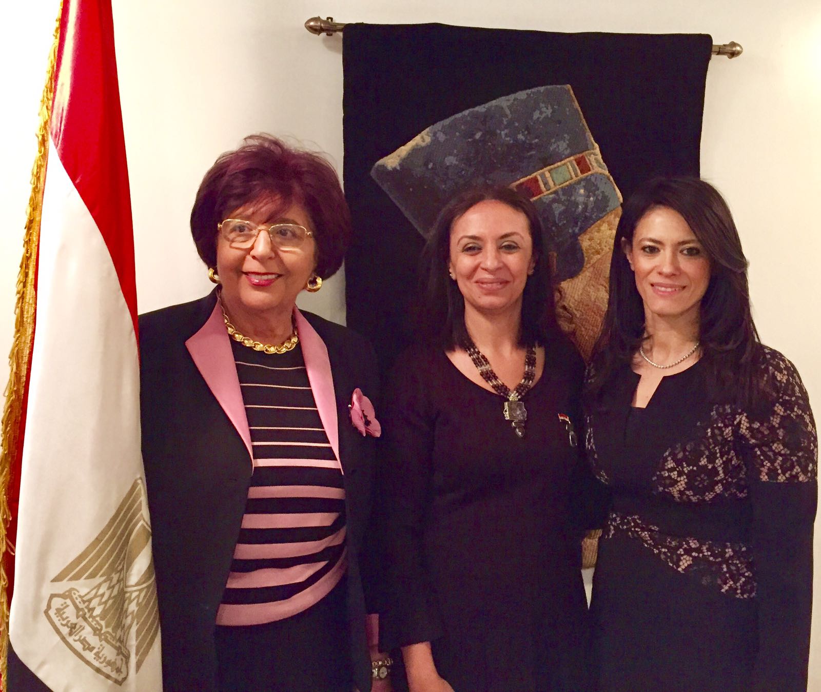 الدكتورة رانيا المشاط مع الدكتورة مايا مرسى رئيس المجلس القومى للمرأة والدكتورة سامية سبنسر محررة الكتاب
