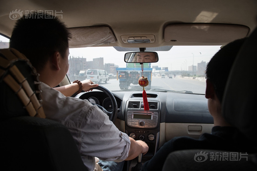 المزراع الصينى خلال قياده سيارته على الطريق الدائرى