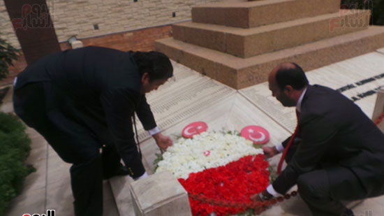   مديرى الخطوط الجوية التركية يضعون إكليلا من الزهور على قبر الشهداء