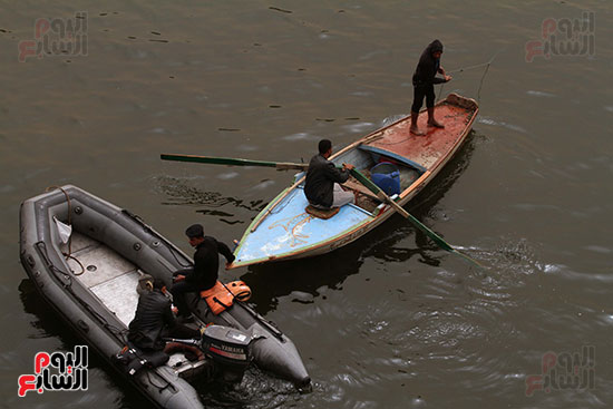 الصيادون يلقون الشباك فى مياه نهر النيل