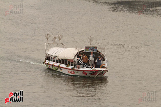 مواطنون يستقلون مركب فى نهر النيل