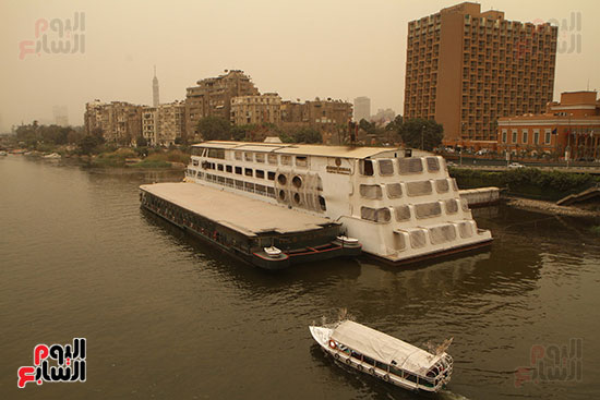 مركب يسير فى نهر النيل