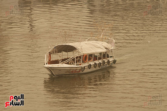 مركب يسير فى نهر النيل