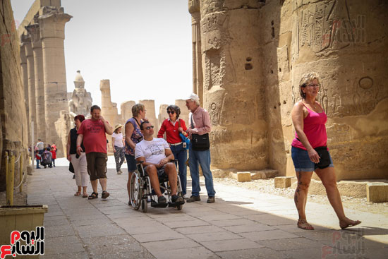 الظروف-الصحية-الصعبة-لا-تمنع-الأجانب-من-الاستمتاع-بأثار-مصر
