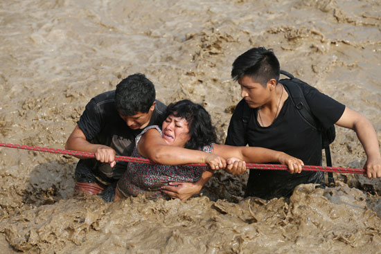 محاولات انقاذ سيدة من مياه الأمطار