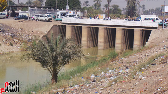 مخرات السيول بمحافظة قنا والقمامة تحاصرها