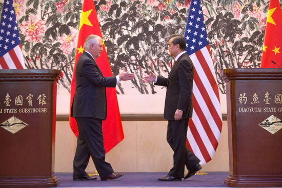 وزير الخارجية الصينى يصافح نظيره الأمريكى بعد انتهاء المؤتمر 