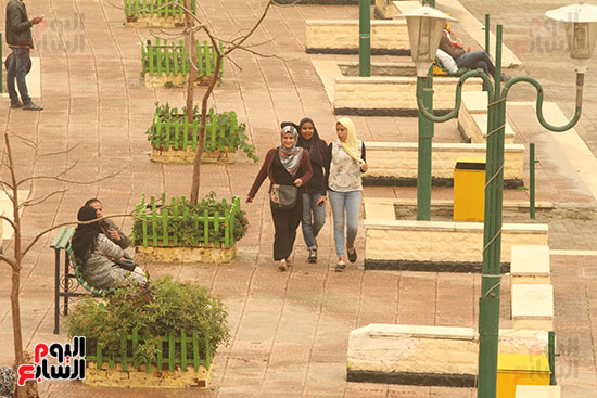 فتايات يتنزهن فى الحدائق المطلة على كوبرى قصر النيل
