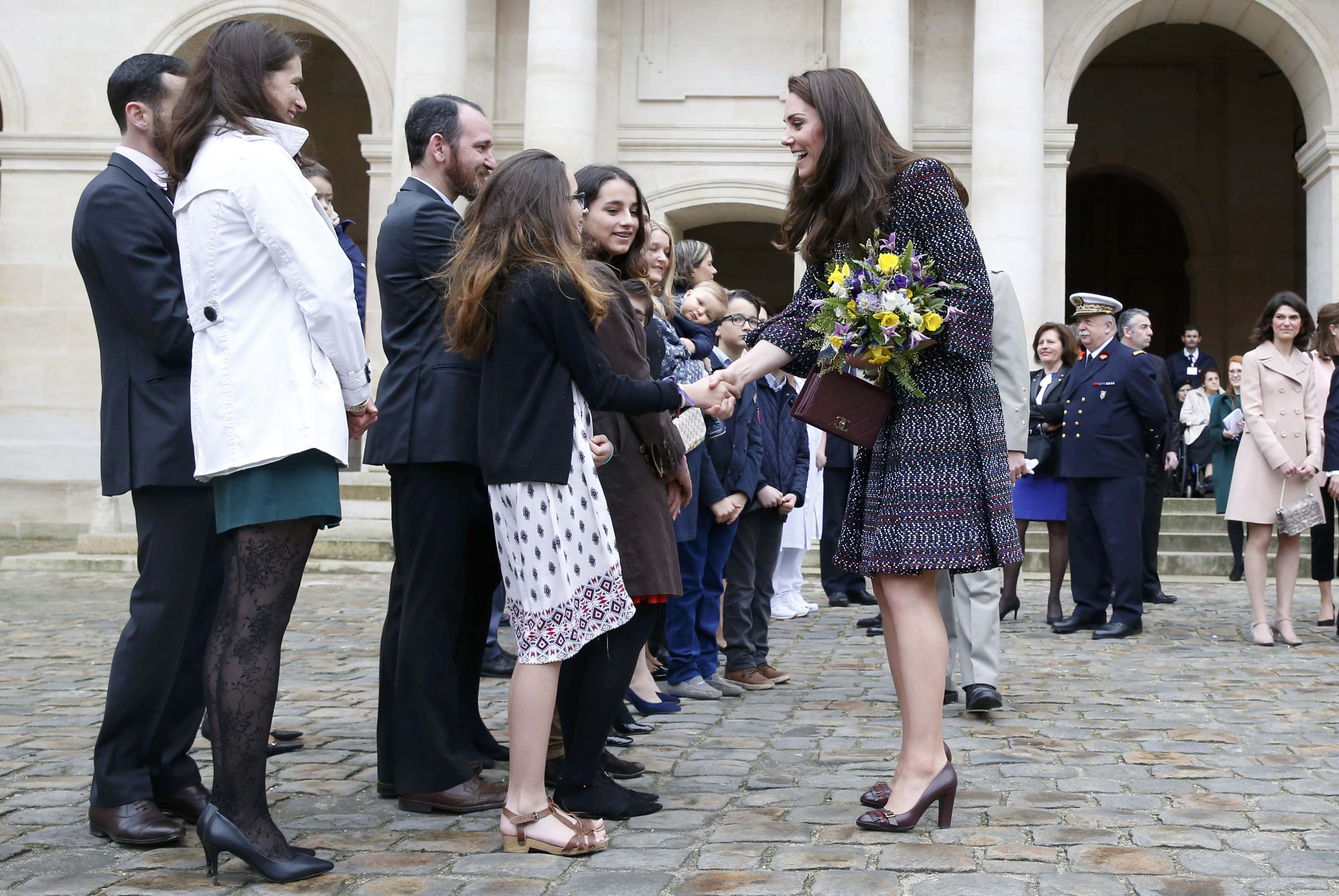 الأميرة كاثرين تصافح محبيها  بعد زيارة لفندق قصر الانفاليد في باريس