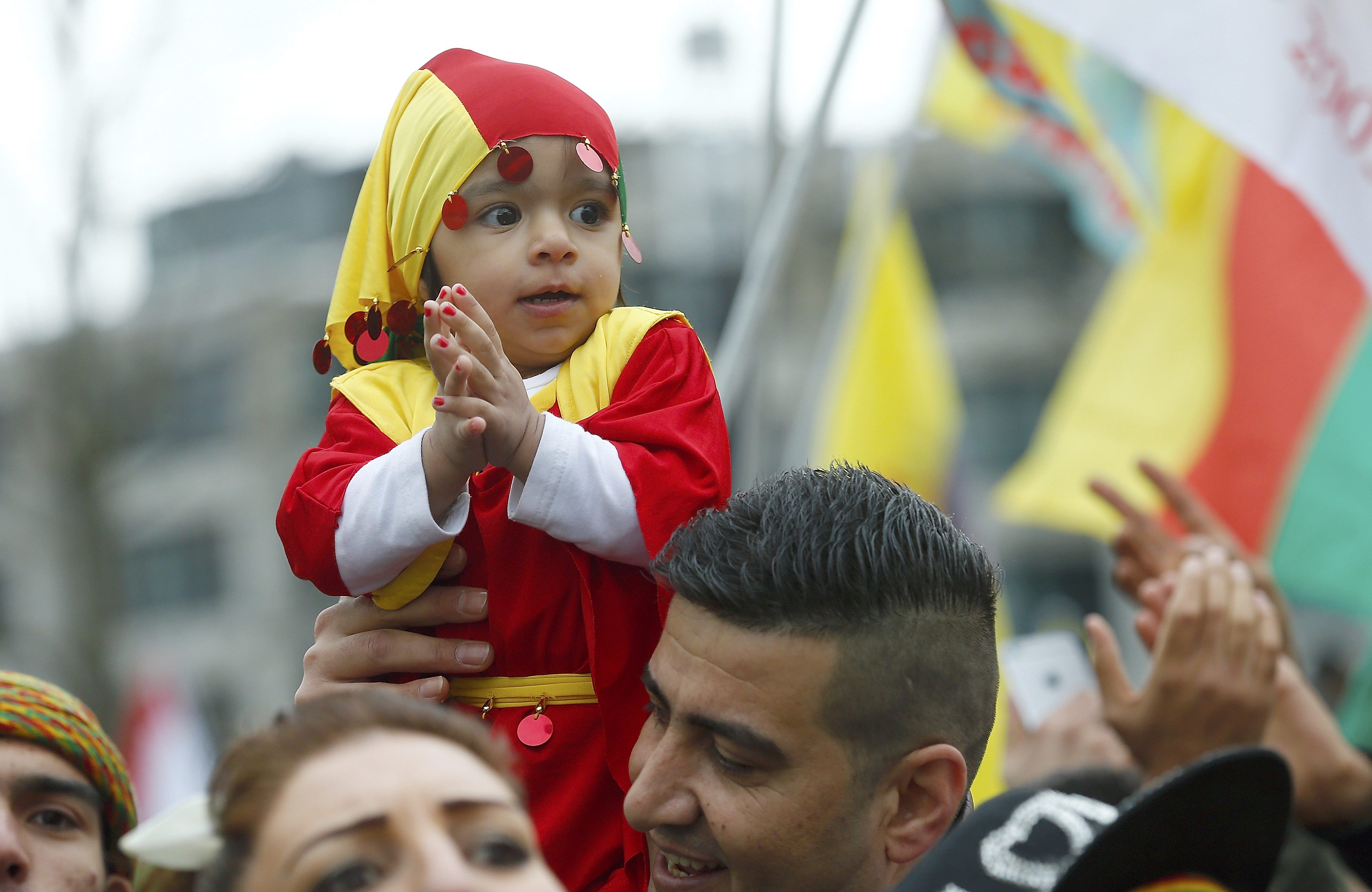 طفلة تشارك فى تظاهرات ضد أردوغان فى ألمانيا