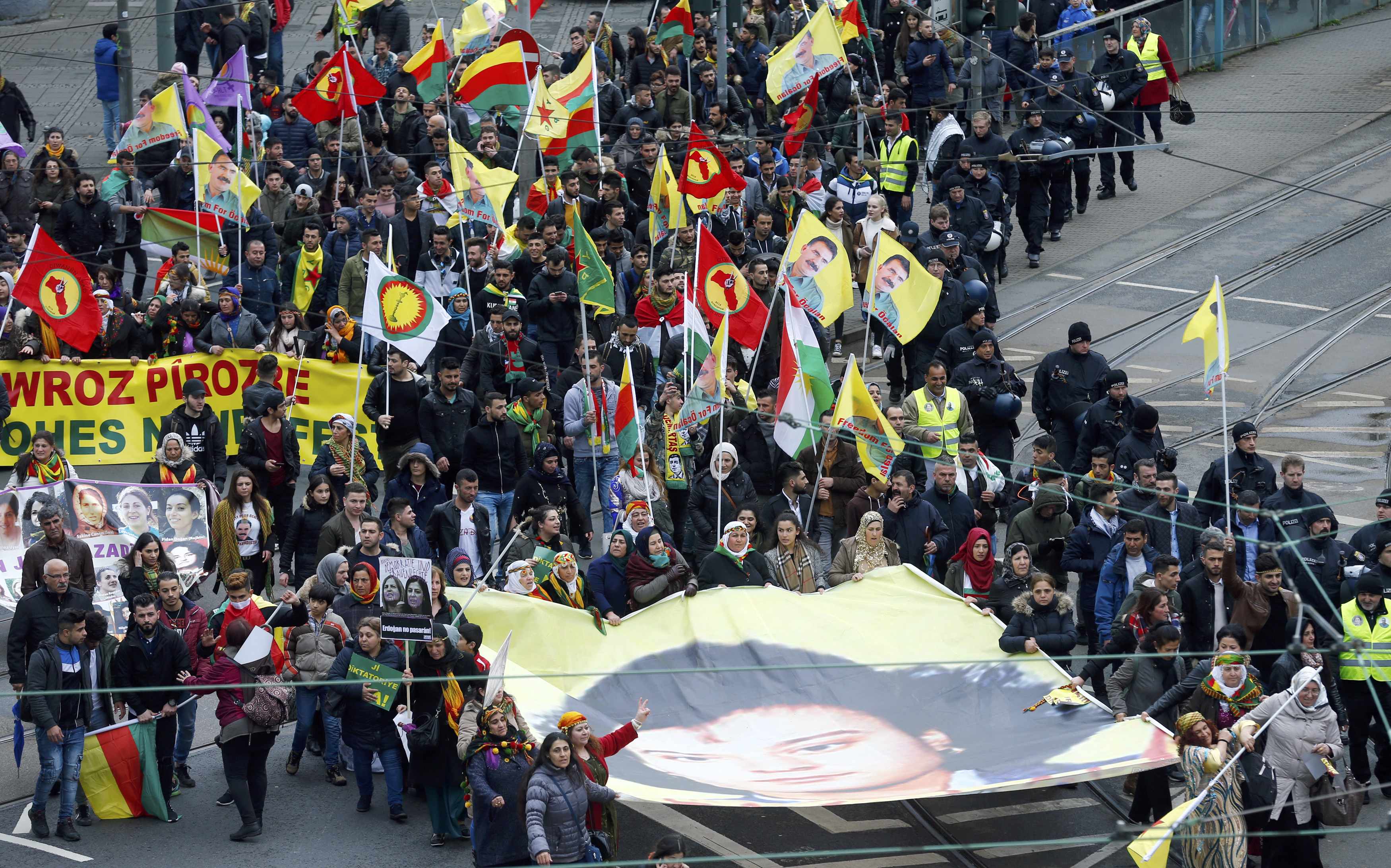 آلاف الاتراك يتظاهرون ضد أردوغان