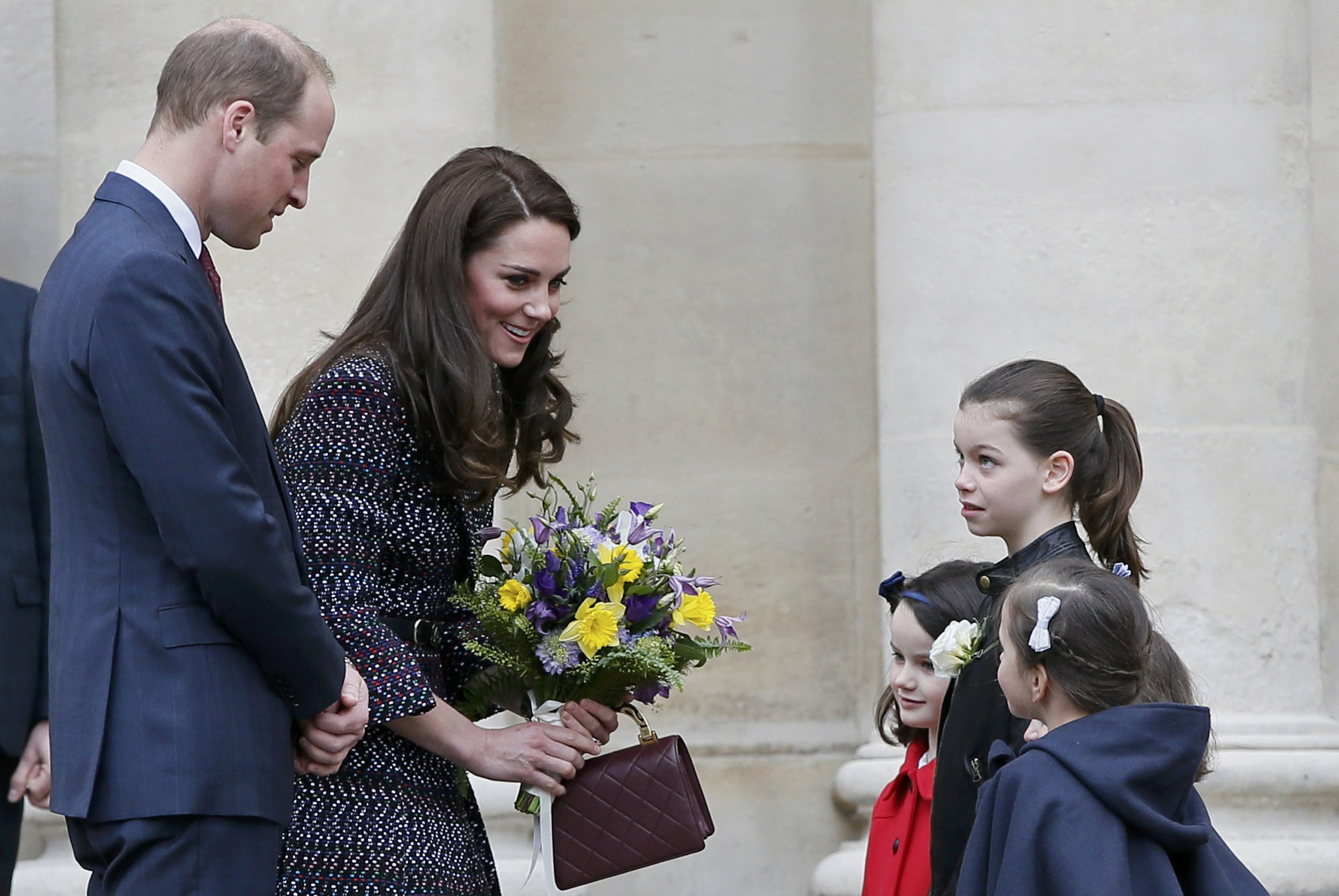 الأميرة البريطانية تمنح فتيات باقة من الزهور