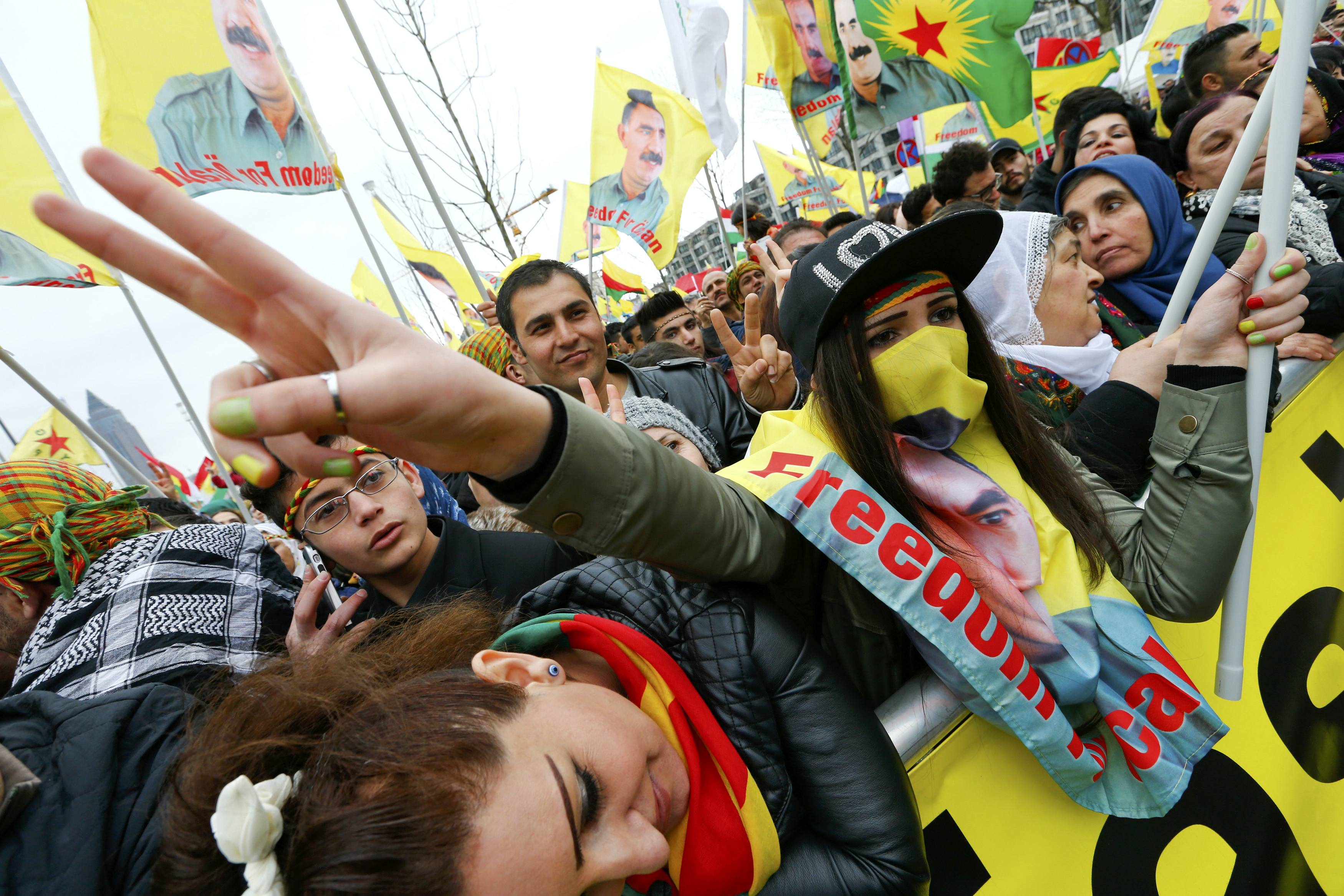 فتيات يتظاهرن ضد أردوغان