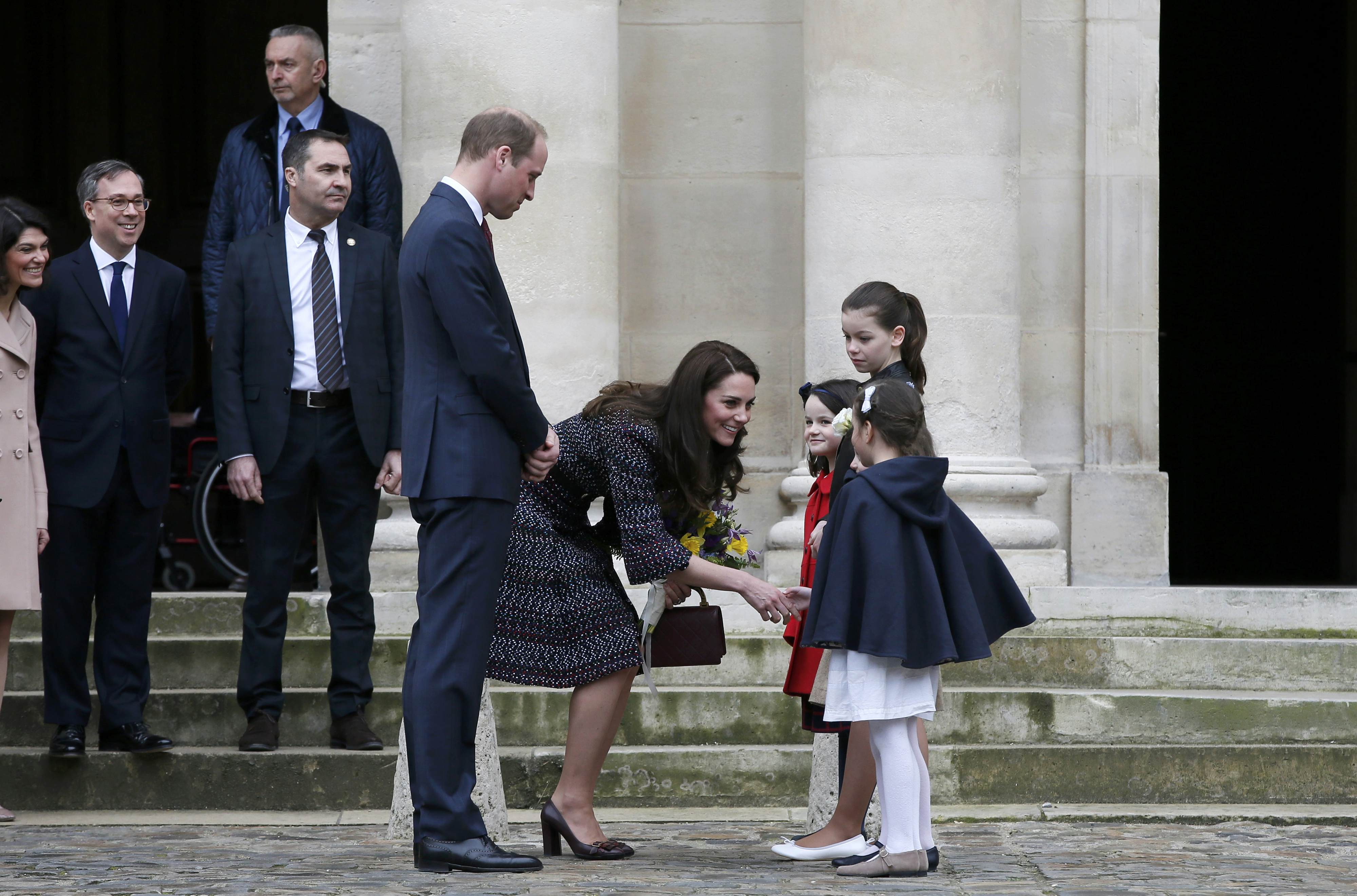 الأميرة البريطانية تتحدث مع الأطفال