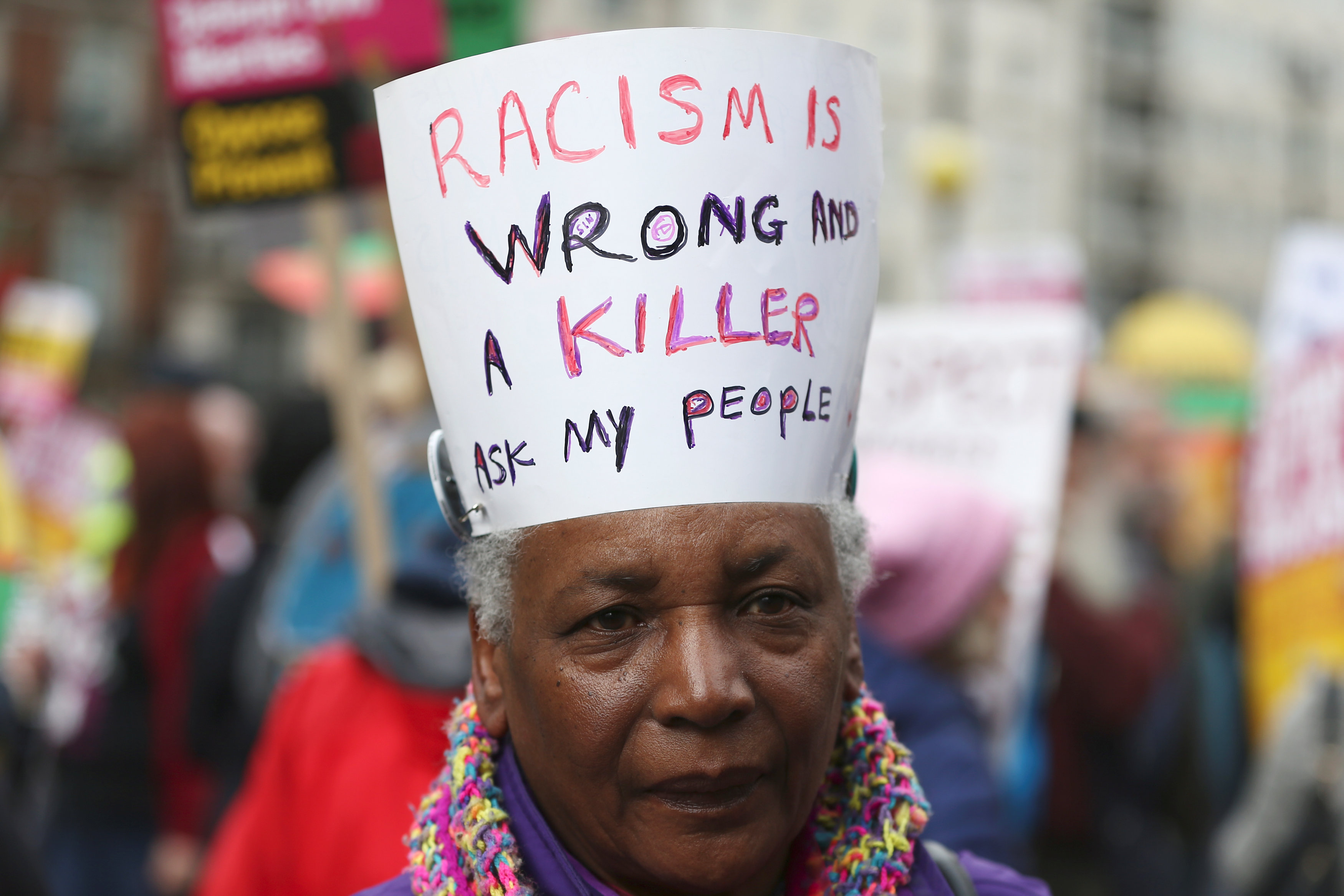 لافتة عن العنصرية فى مظاهرة حاشدة بلندن