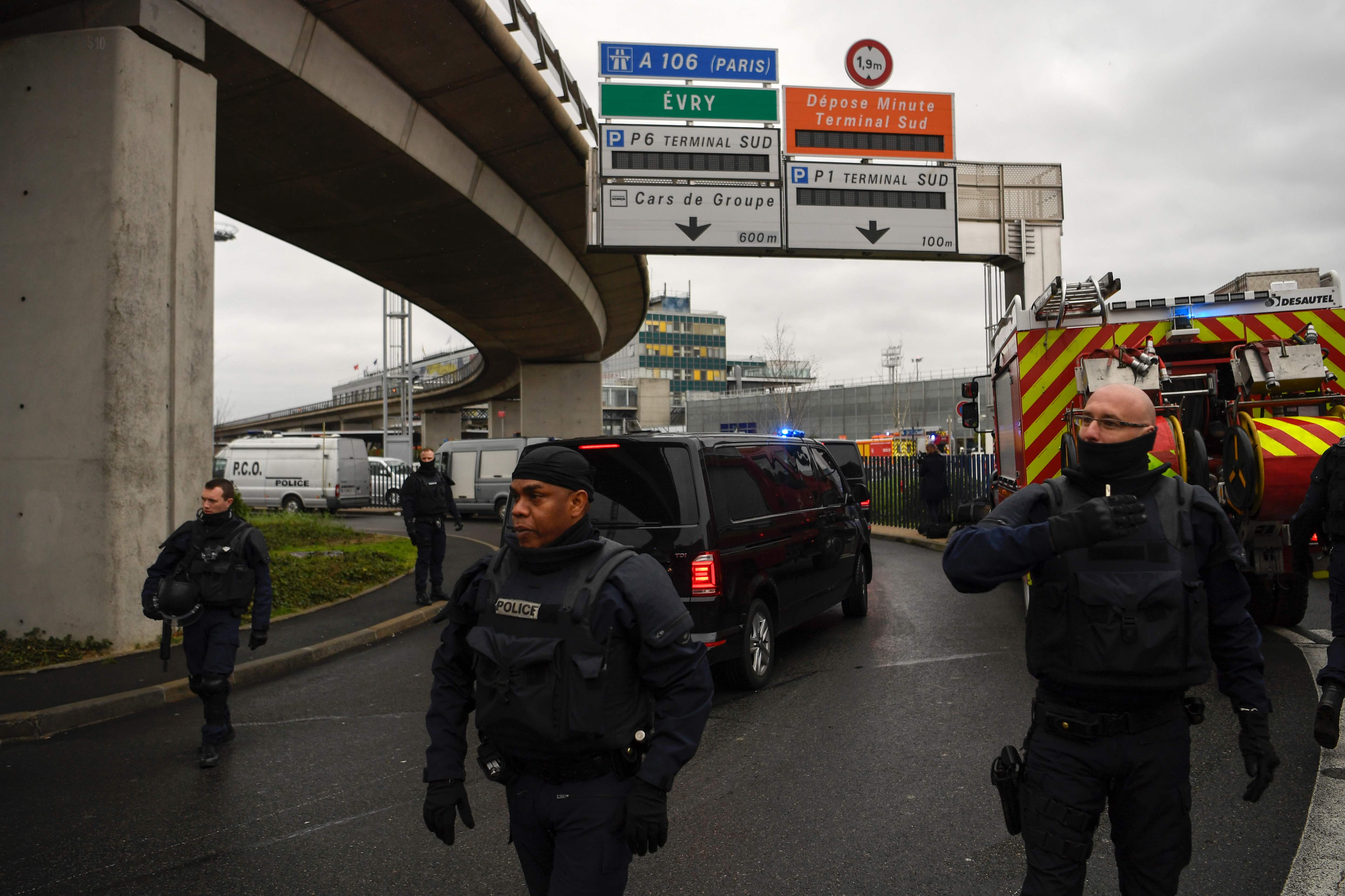 الشرطة الفرنسية خلال عمليات الاخلاء