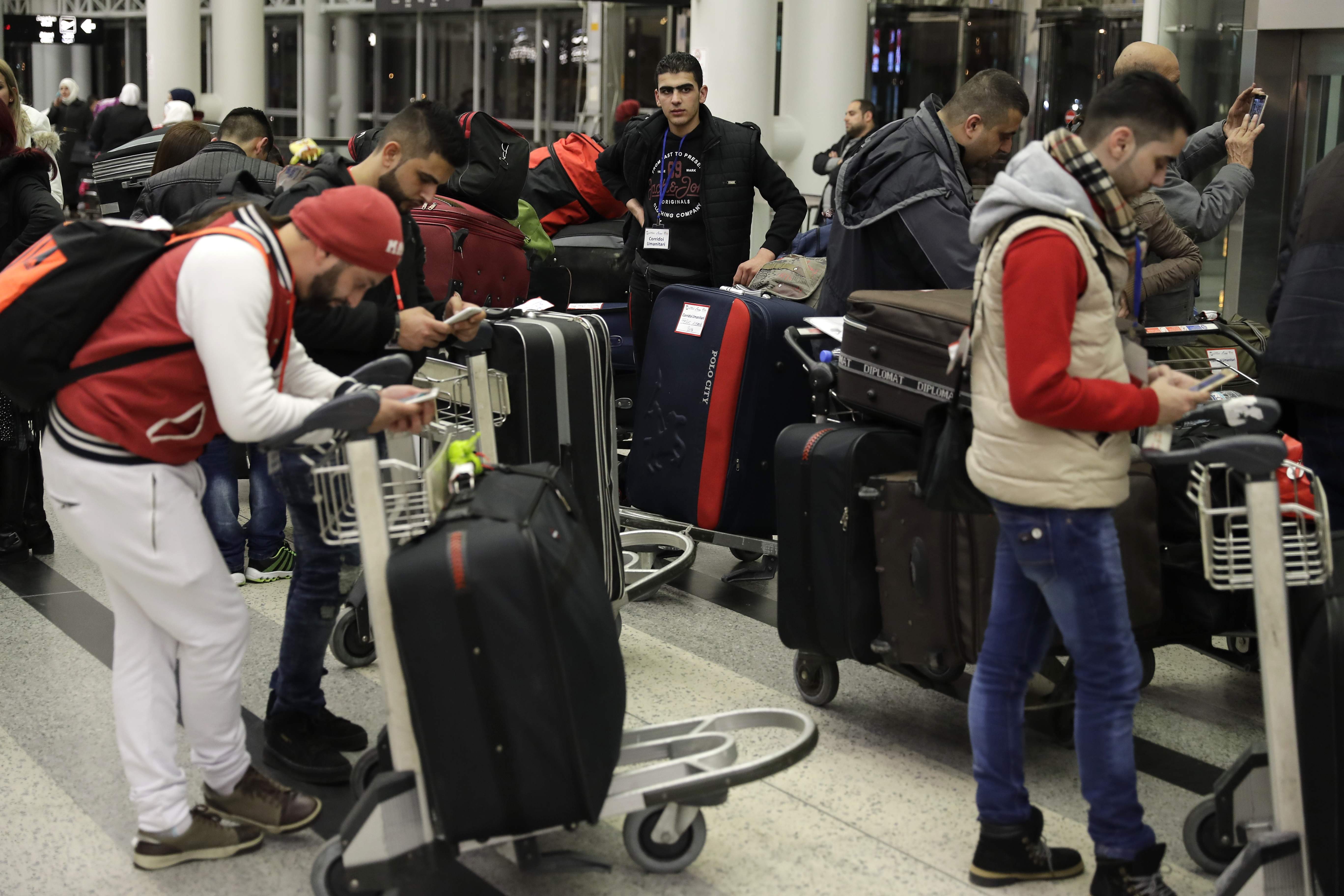 عشرات السوريين فى انتظار السفر إلى ايطاليا