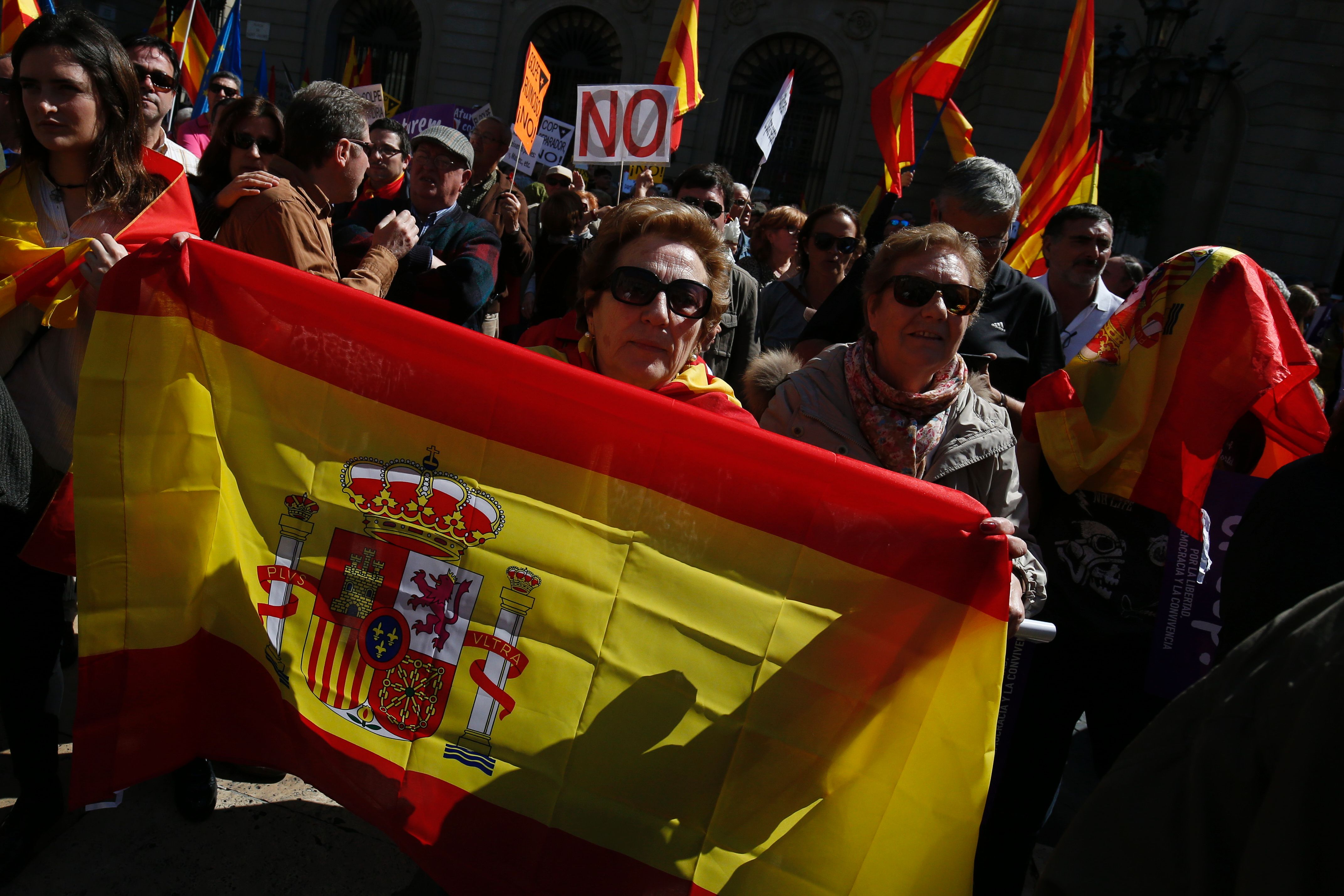 العلم الإسباني فى أيدي النساء المتظاهرات