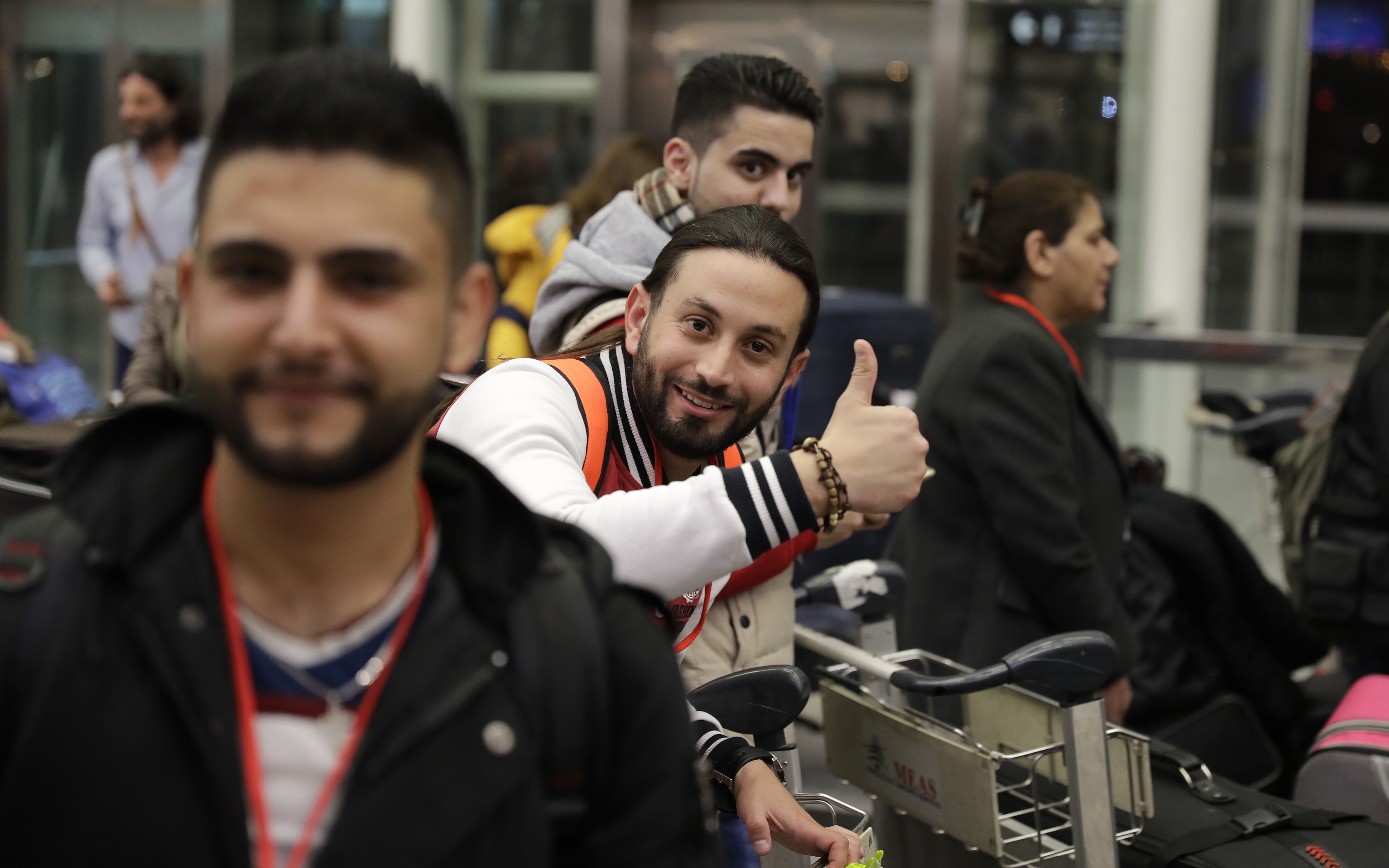 شباب سورى فى أحد مطارات لبنان