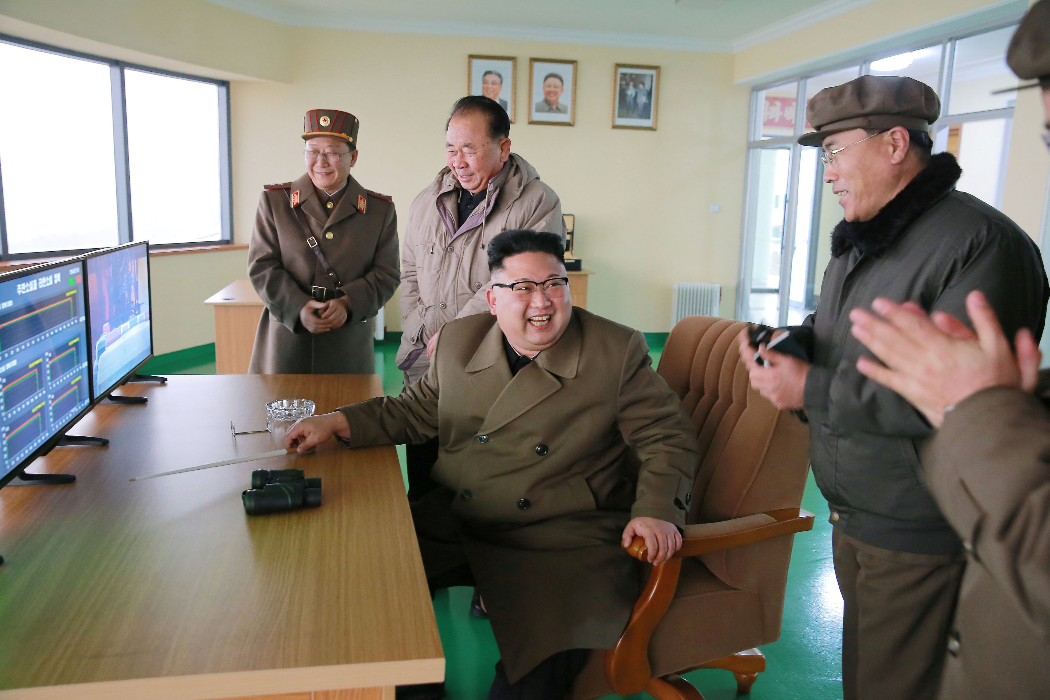 زعيم كوريا الشمالية أثناء اختبارة لمحرك الصاروخ