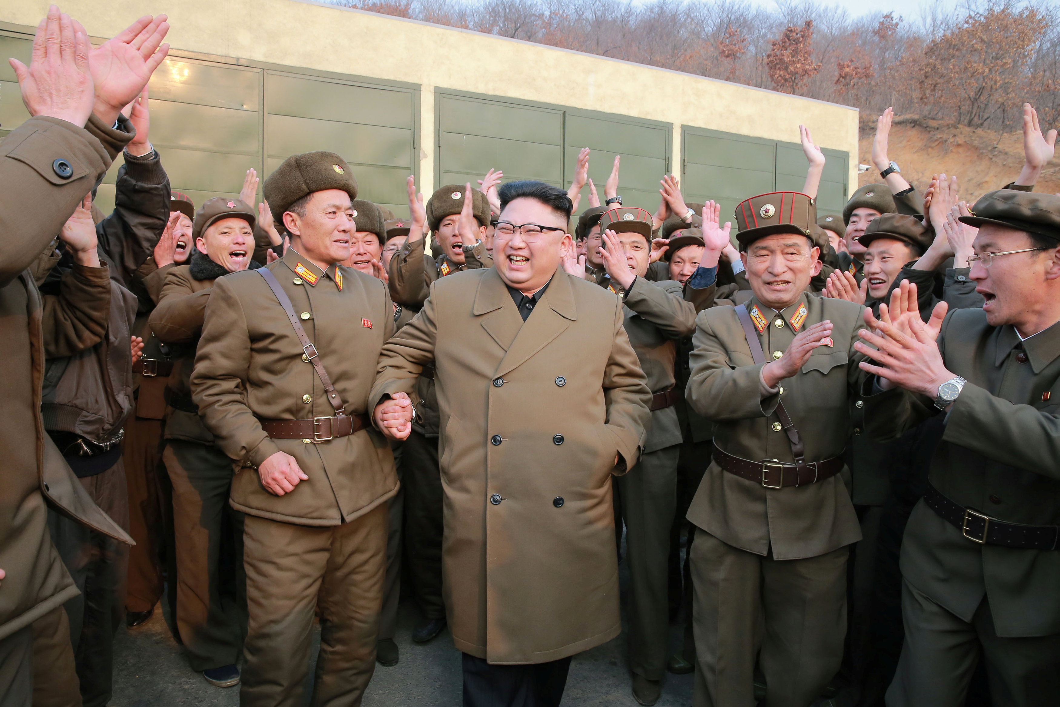 زعيم  كوريا الشمالية وسط  قادة القوات المسلحة