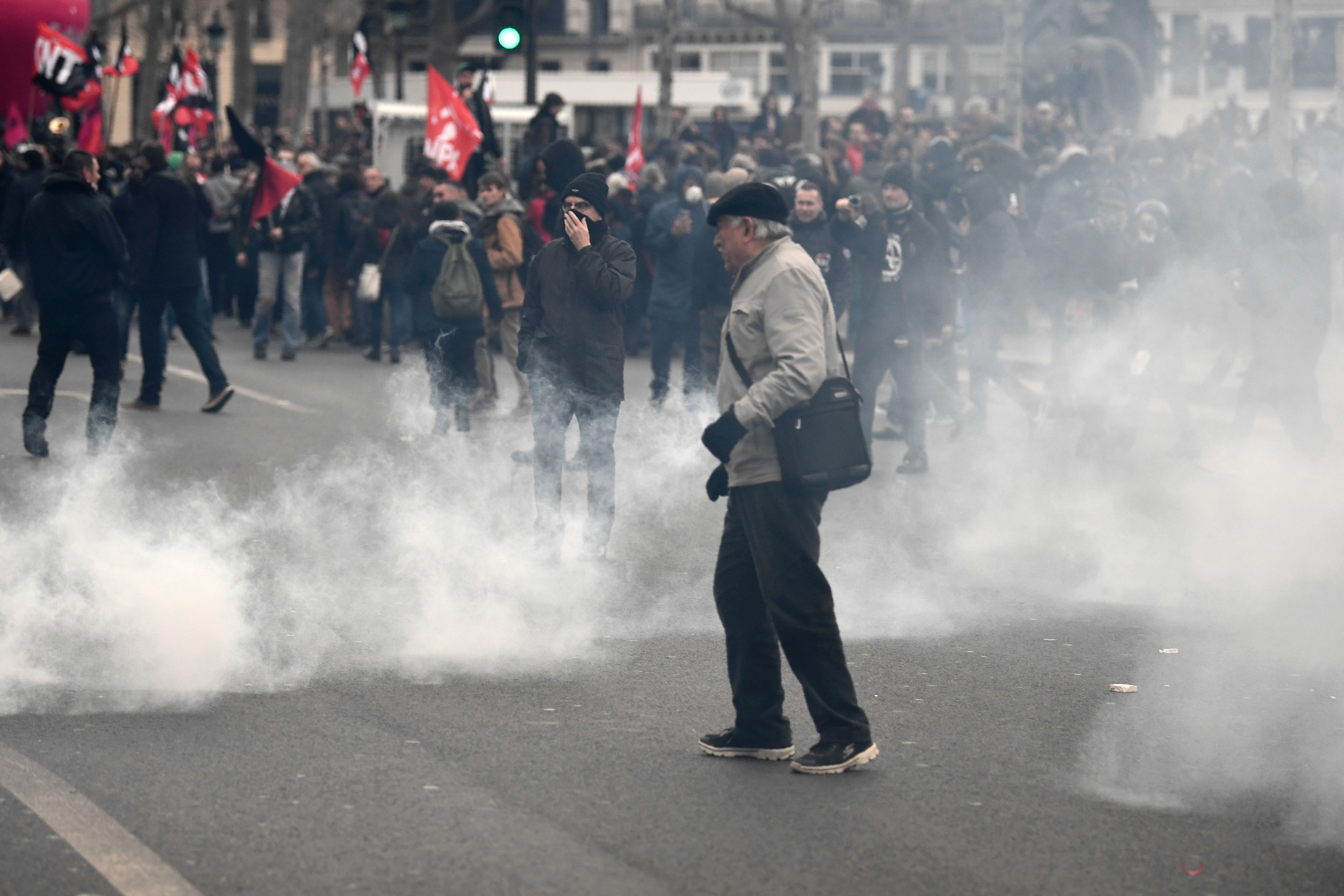 رجل يمشي وسط دخان الغاز المسيل للدموع
