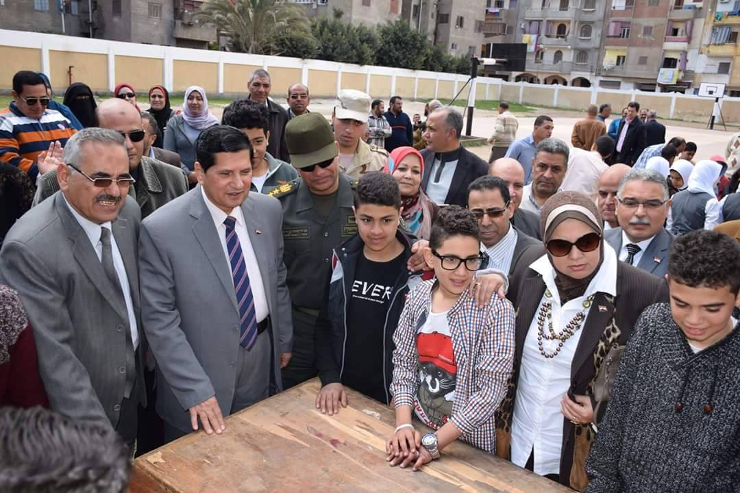 2- وكيل تعليم كفر الشيخ والمستشار العسكري يتابعان معرض التعليم