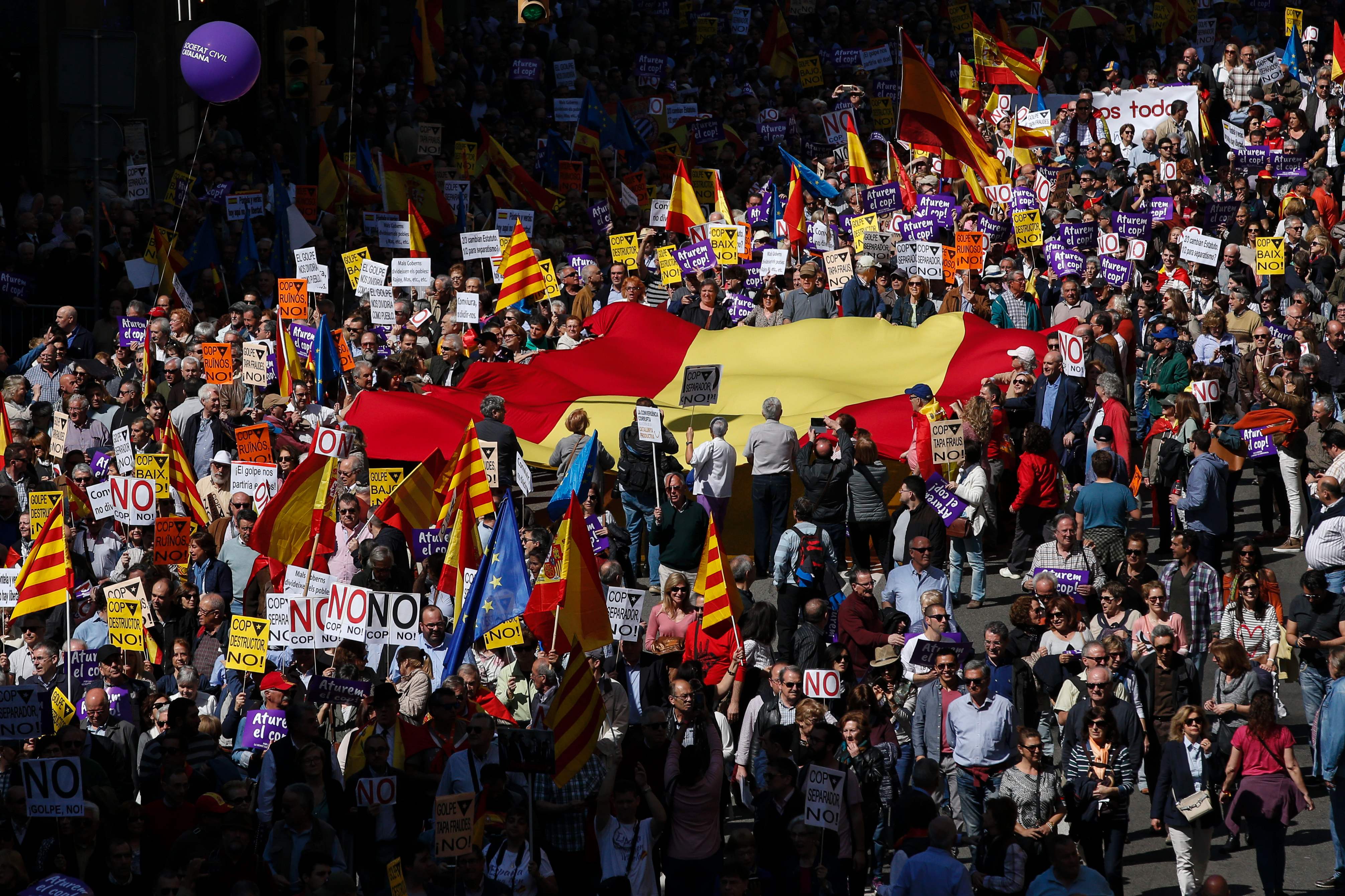 آلاف المتظاهرين فى شوارع برشلونة