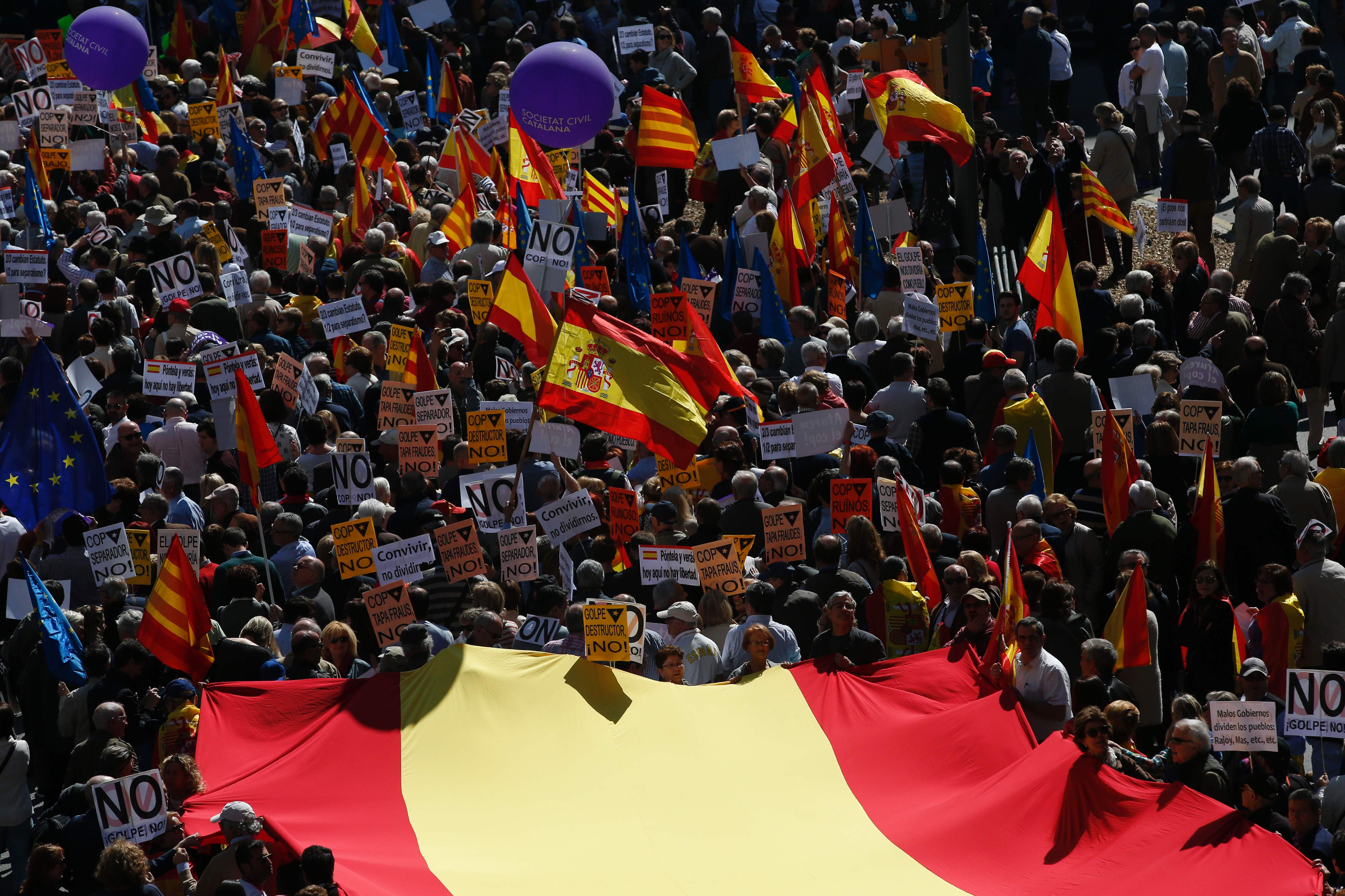 العلم الإسباني يتقدم تظاهرات برشلونة