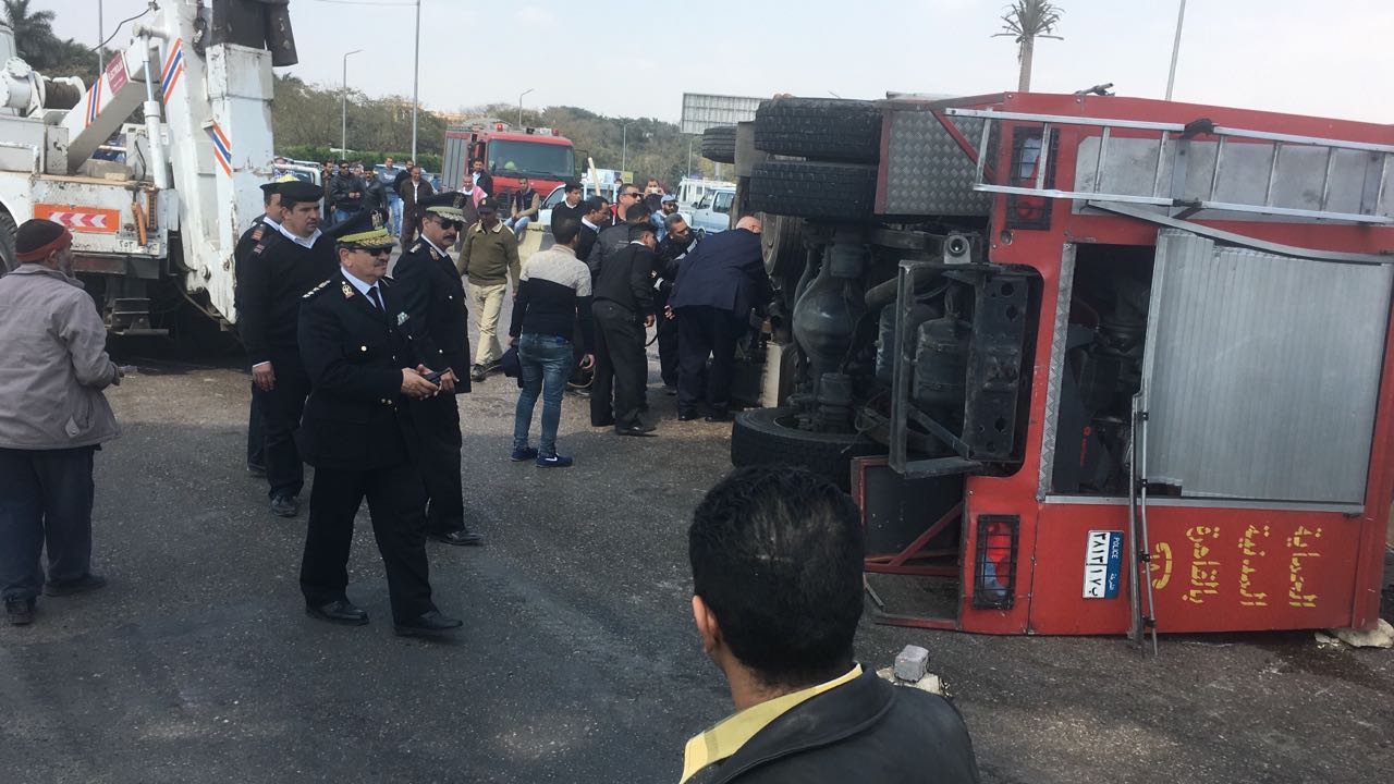 انقلاب سيارة إطفاء فى صلاح سالم  (1)