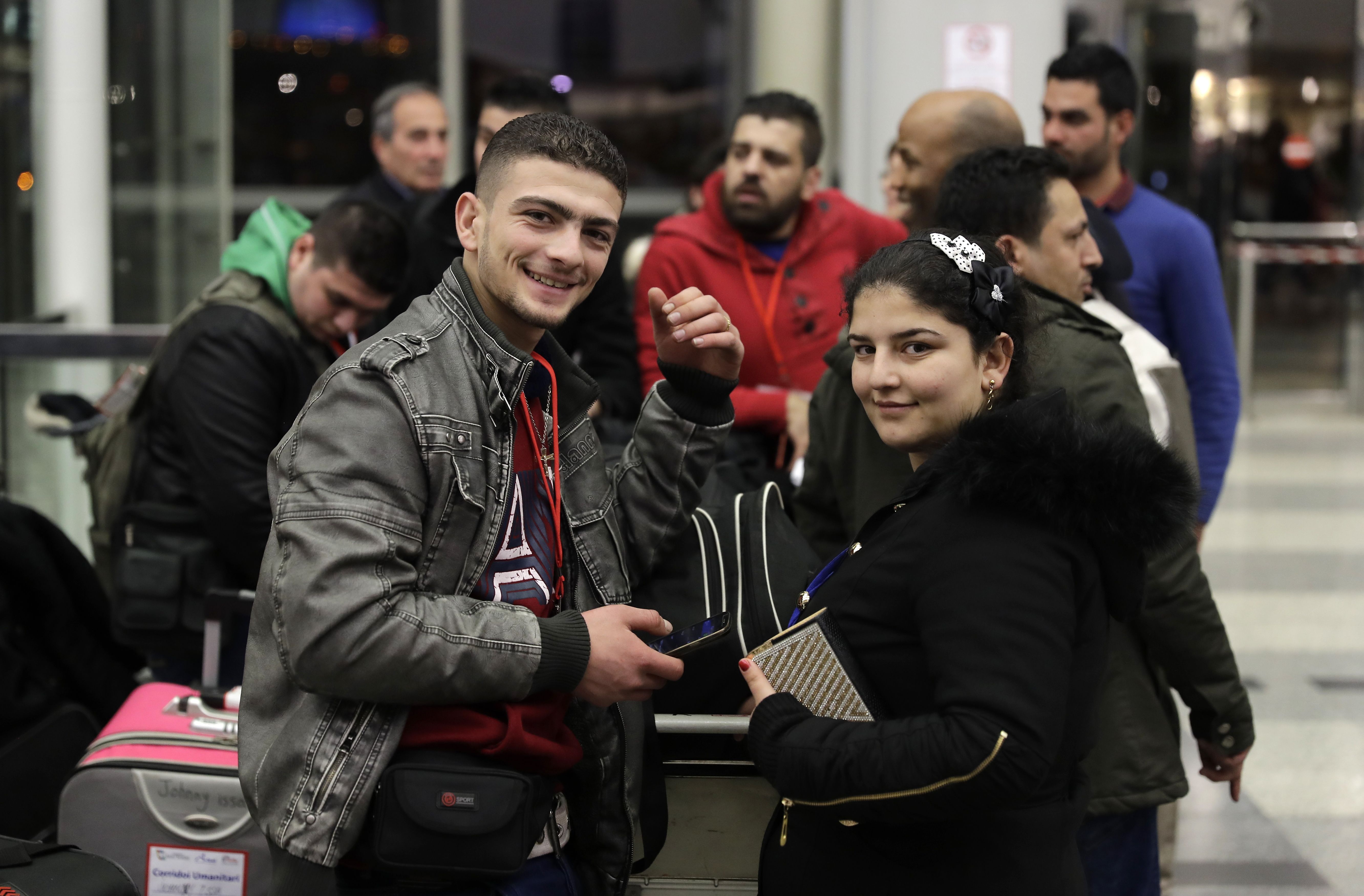 أسرة سورية فى مطار لبنانى للسفرة إلى ايطاليا