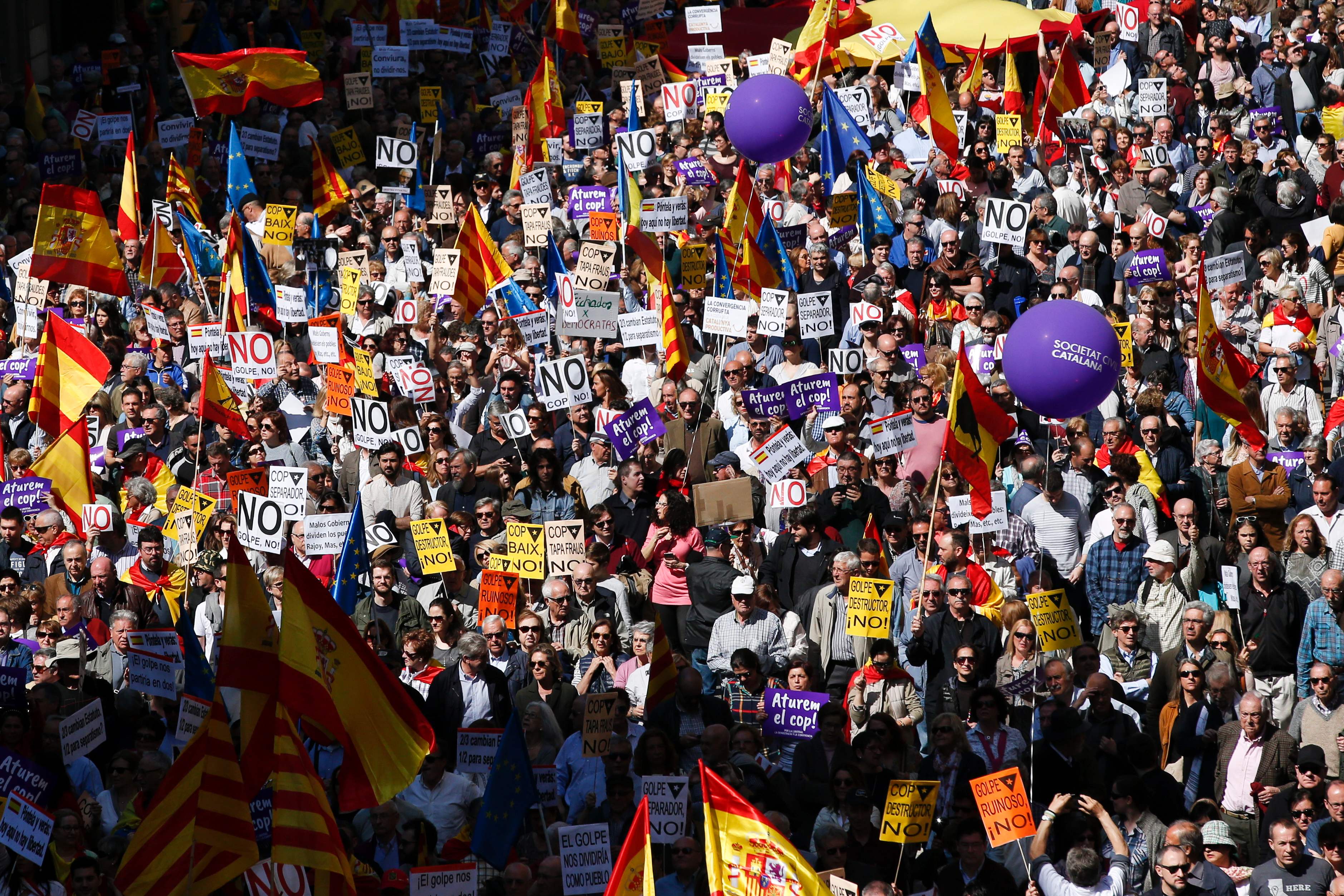 آلاف المتظاهرين فى الشوارع احتجاجا على انفصال كاتالونيا