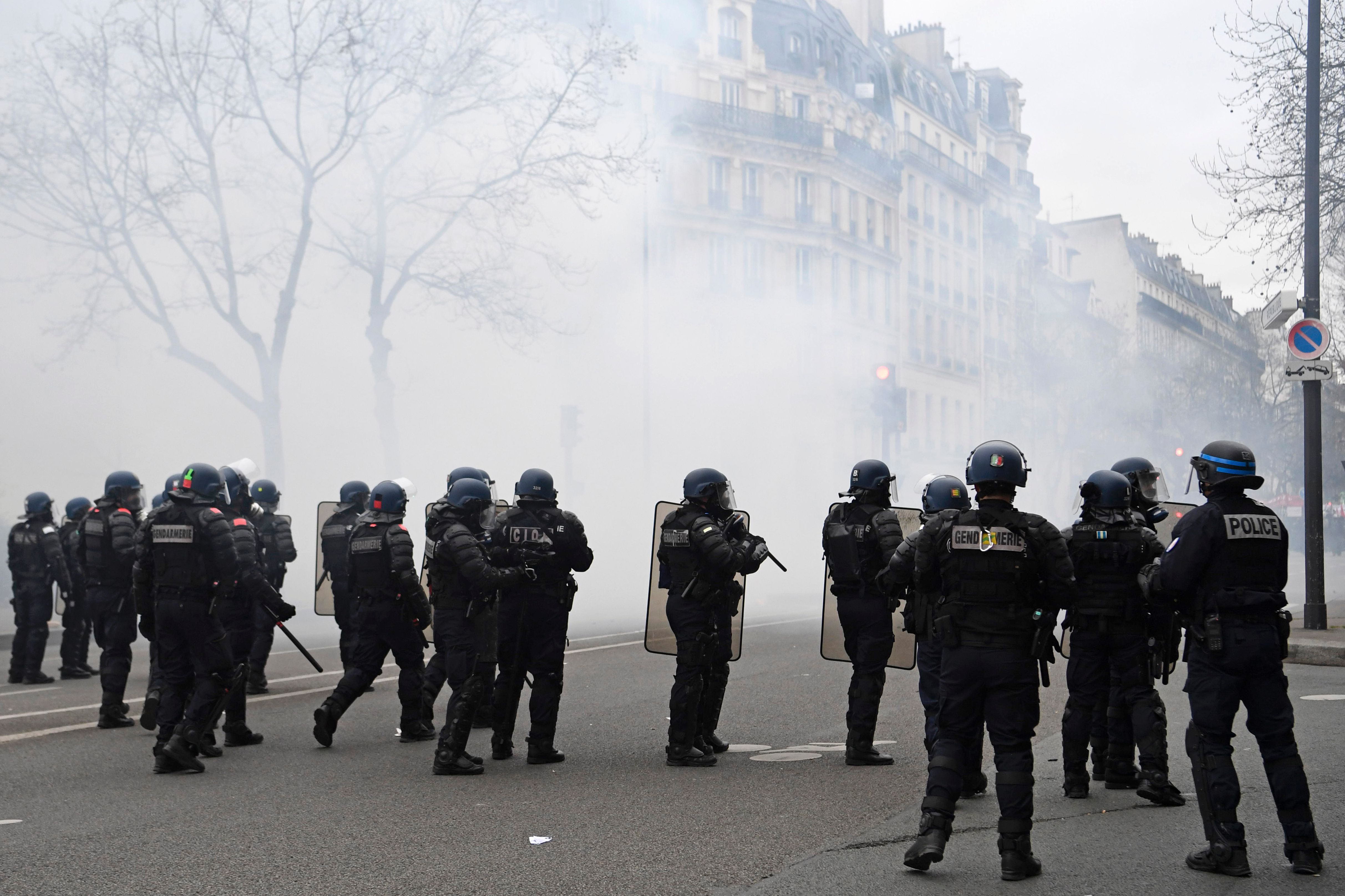 قوات الشرطة تواجه المتظاهرين فى باريس