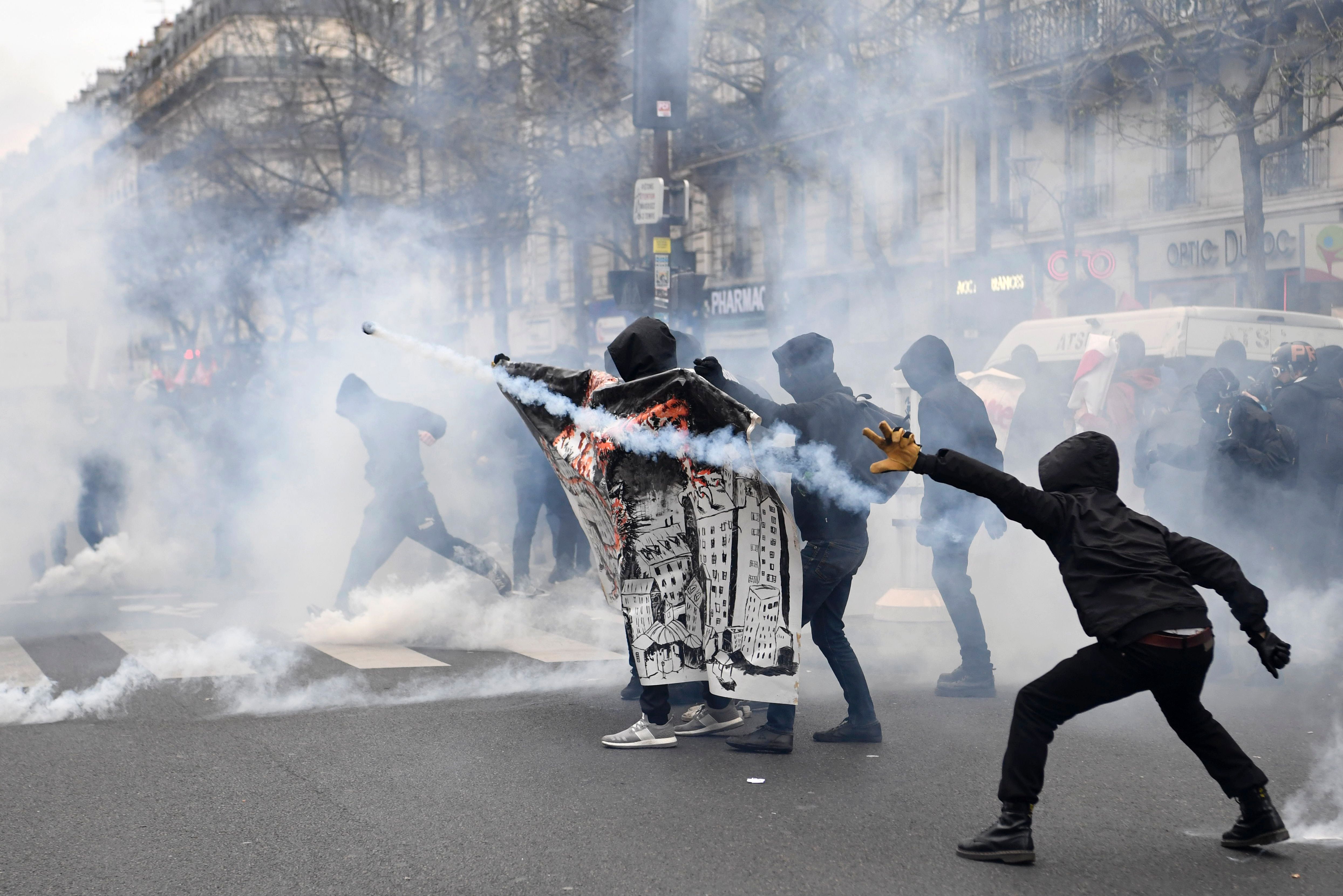 اشتباكات بين الشرطة والمتظاهرين فى باريس