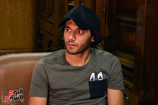 محمد الننى يوزع تيشرتات ارسنال على اطفال ابو الريش (8)