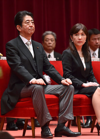رئيس وزراء اليابان ووزيرة الدفاع 