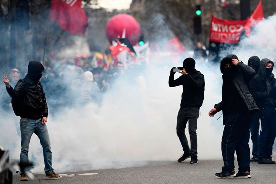 آلاف المتظاهرين في باريس ضد "عنف عناصر الشرطة"