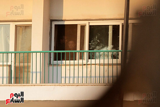 مبارك يحيى أنصاره من شرفة غرفته بمستشفى المعادى العسكرى (13)