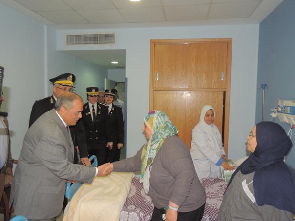 ضابطات حقوق الانسان يزورن المحجوزات بمستشفيات الشرطة (1)